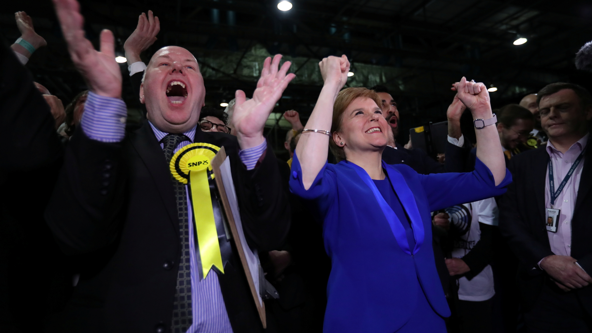Schottlands Regierungschefin Nicola Sturgeon jubelt mit ihren Unterstützern | REUTERS