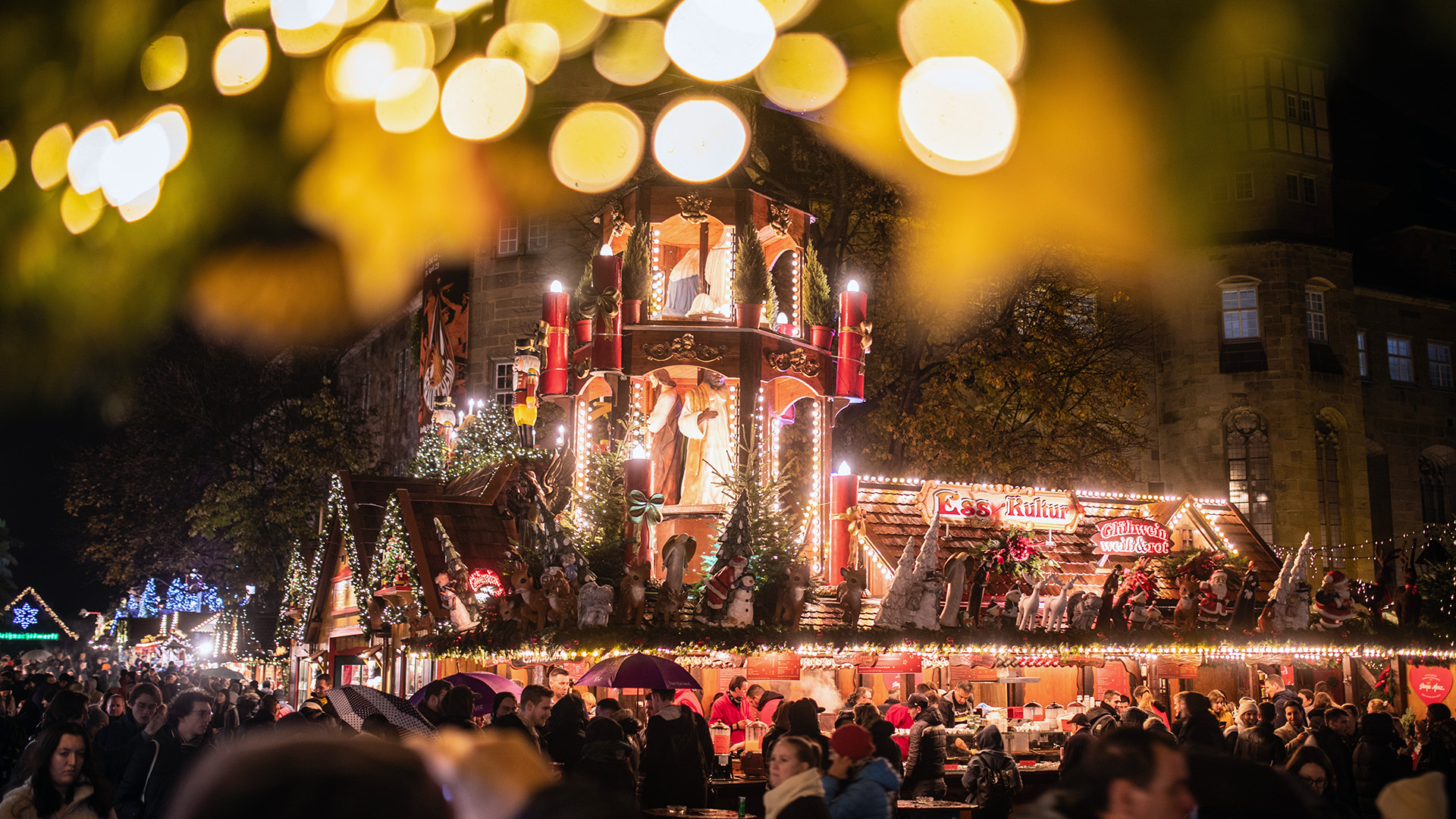 Besucher laufen über den Stuttgarter Weihnachtsmarkt. | dpa