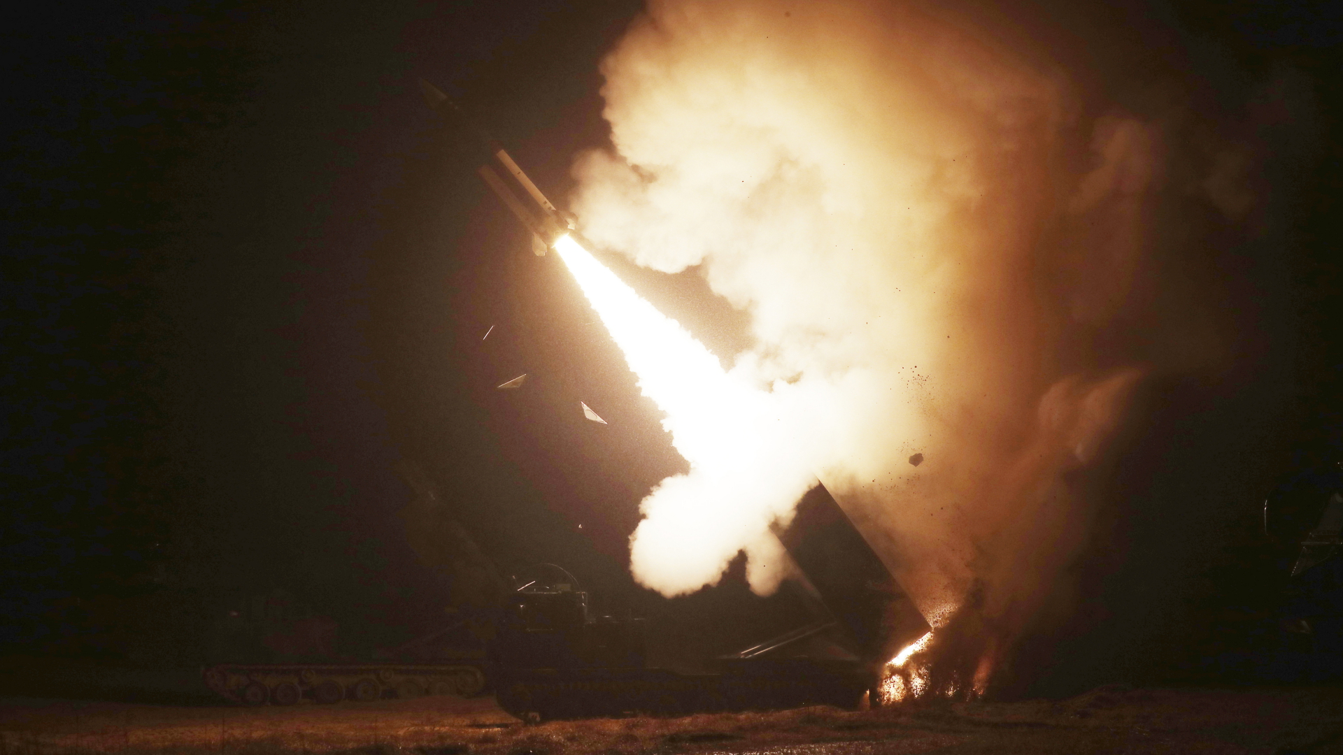 Ein vom südkoreanischen Militär zur Verfügung gestelltes Bild zeigt eine abgefeuerte Rakete. | dpa