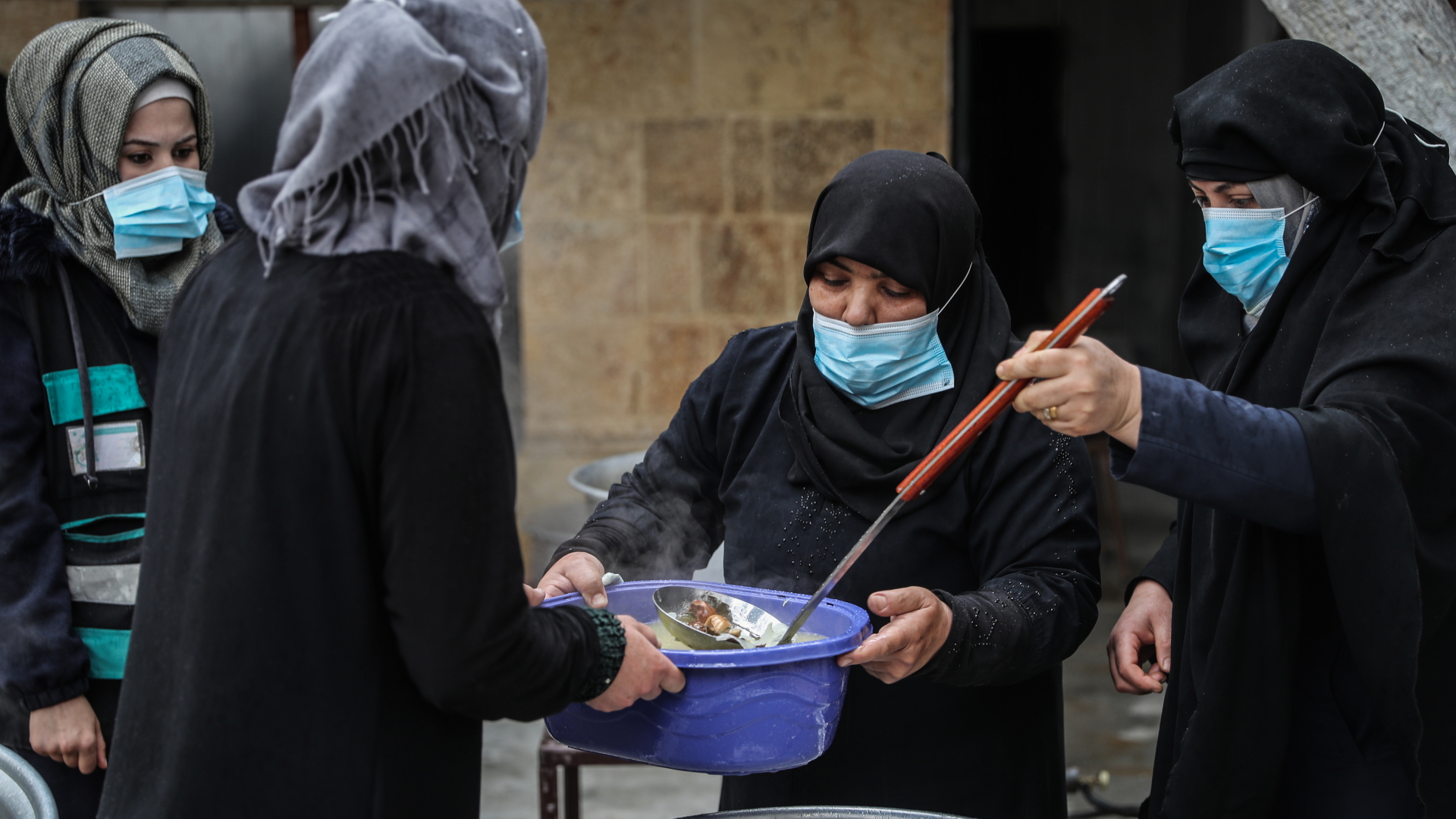 Eine Gruppe von Frauen bereitet im syrischen Idlib Lebensmittel vor, die an Arme und Bedürftige verteilt werden. | dpa