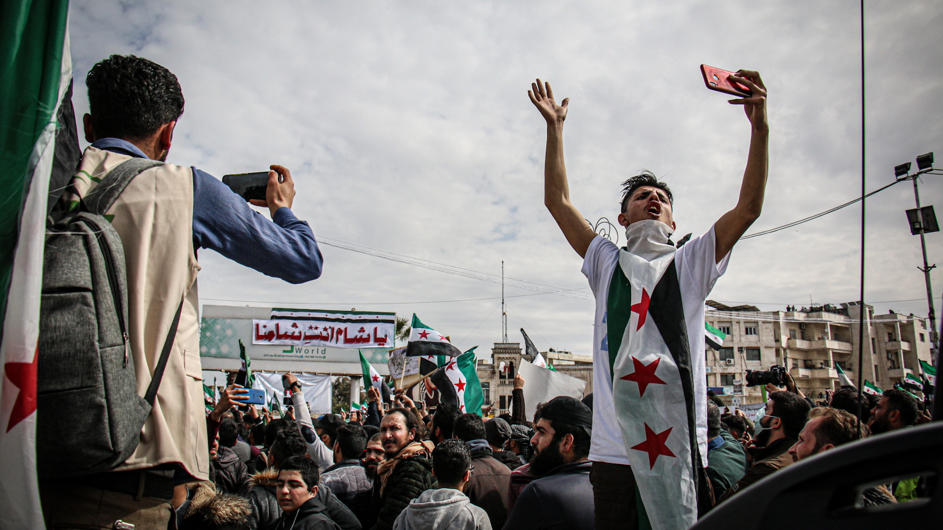 Menschen nehmen an einer Massendemonstration zum zehnten Jahrestag des Beginns des syrischen Bürgerkriegs in Idlib teil. | dpa