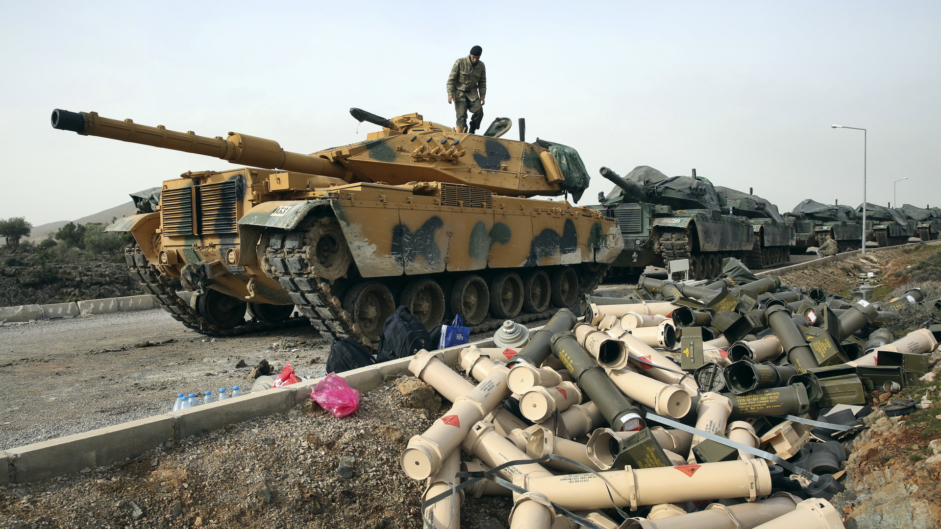 Türkische Soldaten nahe des türkischen Dorfs Sugedigi an der Grenze zu Syrien neben leeren Granathülsen ihre Panzer. | dpa
