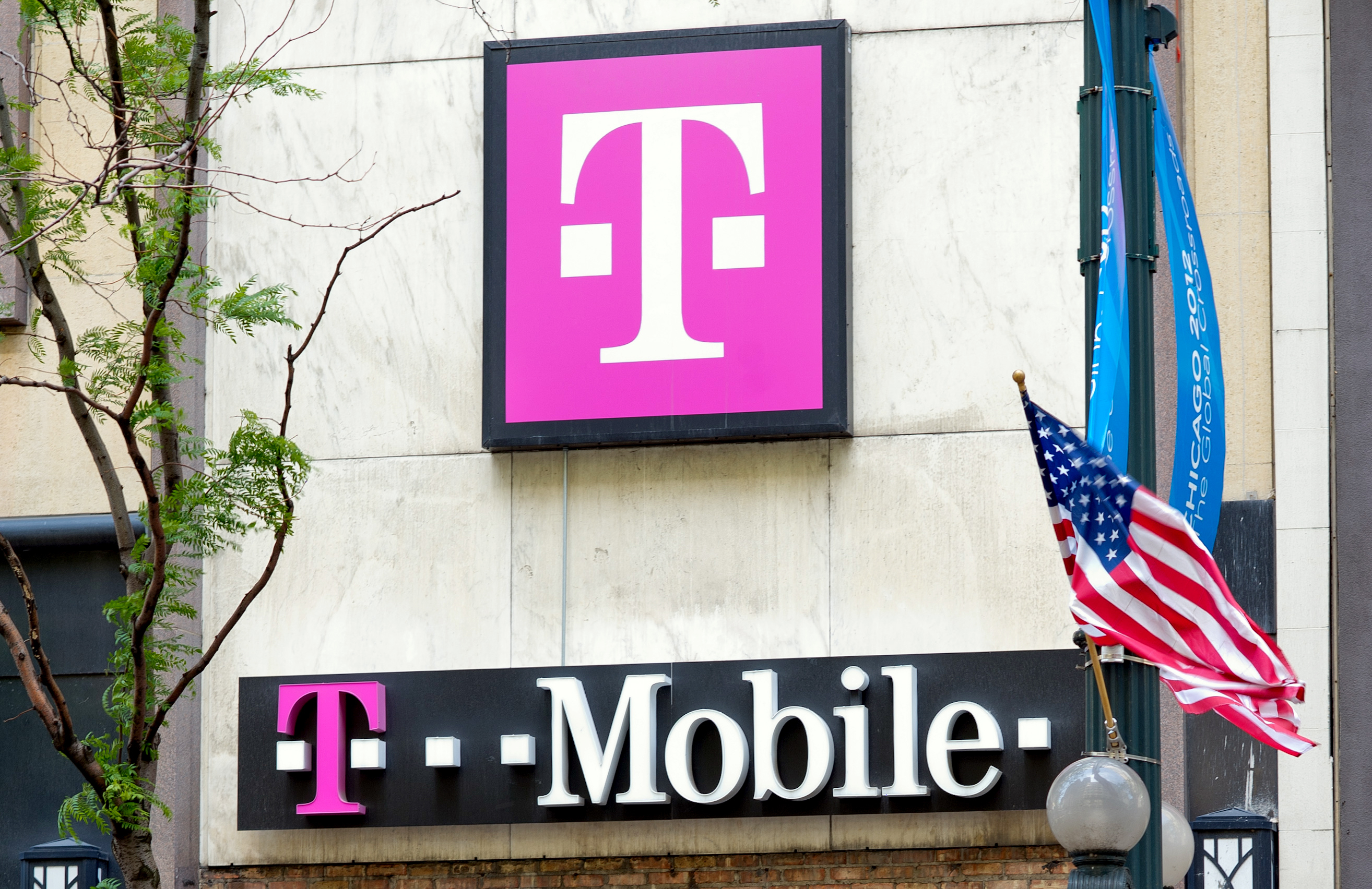 Logo von T-Mobile prangt an einem Laden in den USA | picture alliance / Peer Grimm/dpa-Zentralbild/dpa