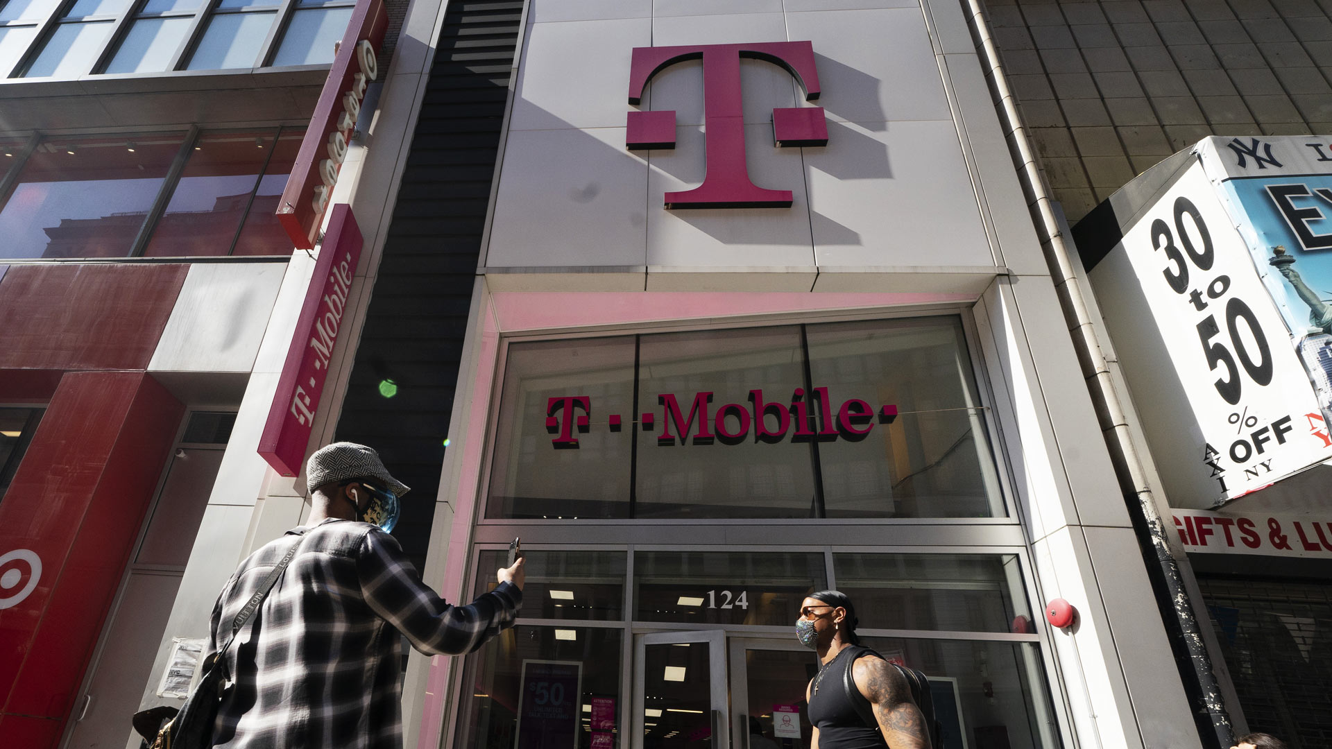 Logo von T-Mobile prangt an einem Laden in den USA | picture alliance / ASSOCIATED PR