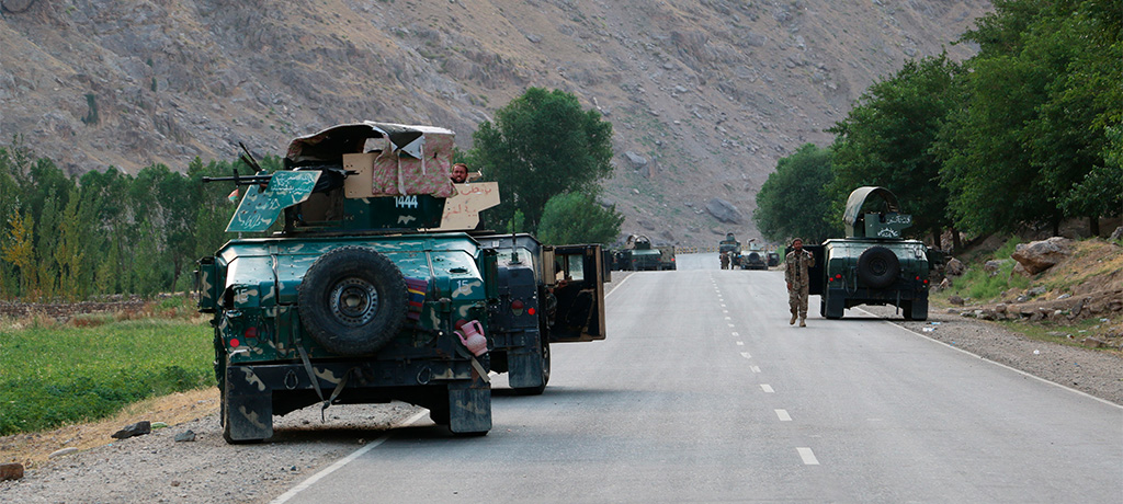 Soldaten halten in der Nähe der Front der einander gegenüberstehenden Taliban und der afghanischen Sicherheitskräften an einer Straße. | dpa