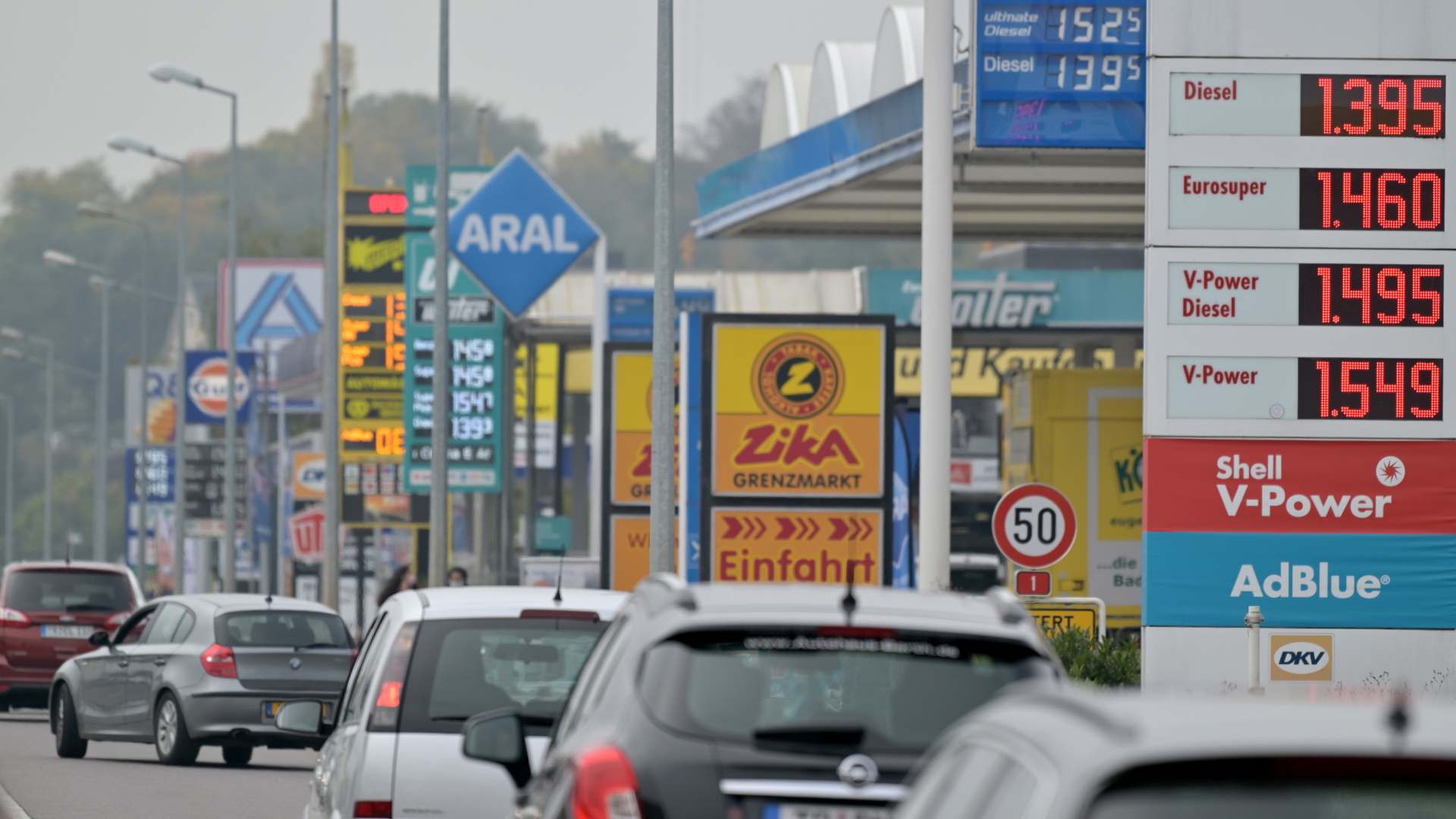 Autos fahren auf einer Straße mit vielen Tankstellen im luxemburgischen Wasserbillig | dpa