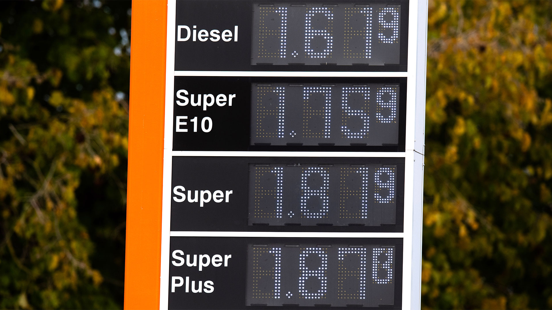Benzinpreisanzeige an einer Tankstelle | picture alliance/dpa