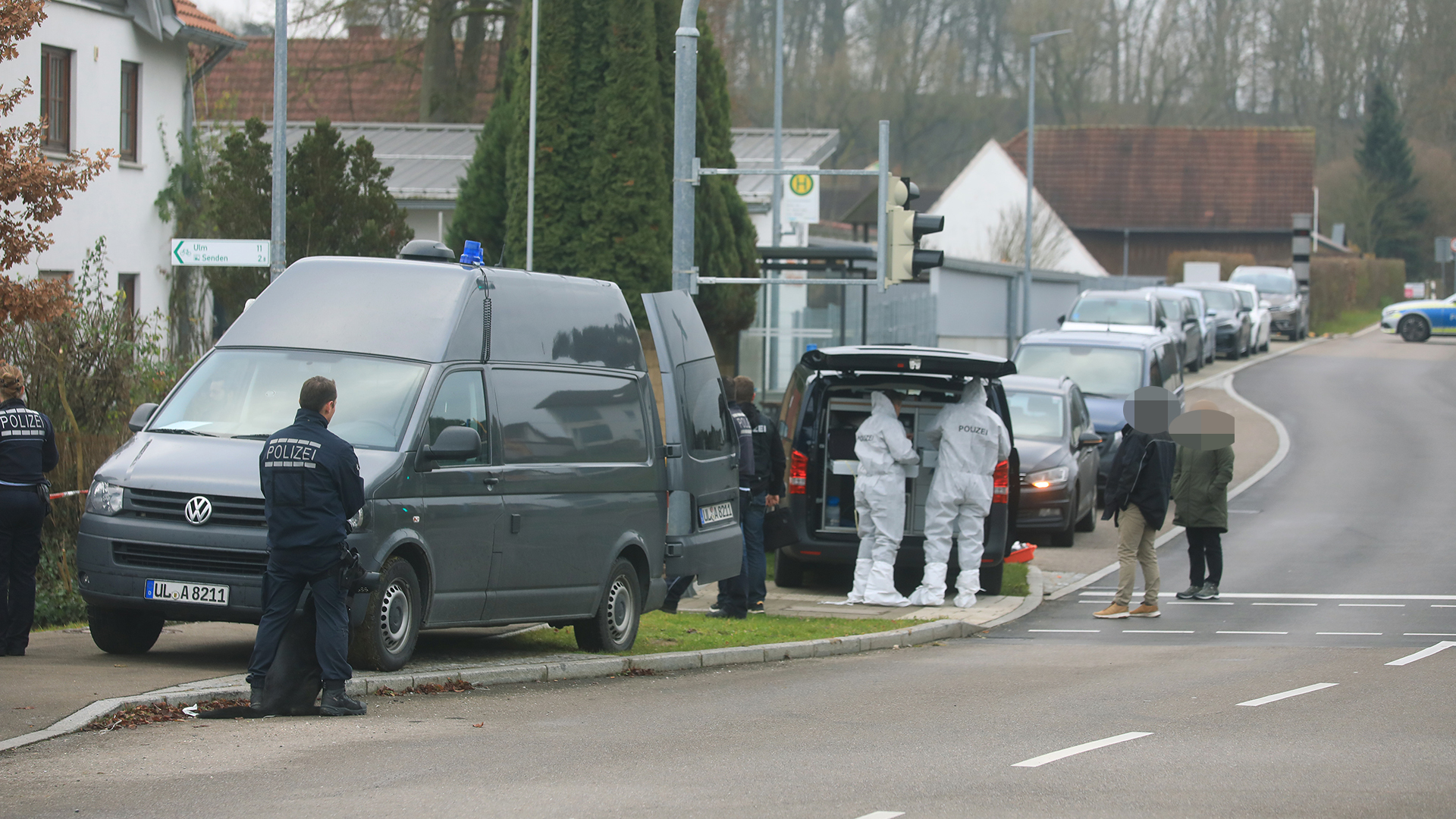 Einsatzkräfte begutachten einen Tatort in Illerkirchberg (Alb-Donau-Kreis). | dpa
