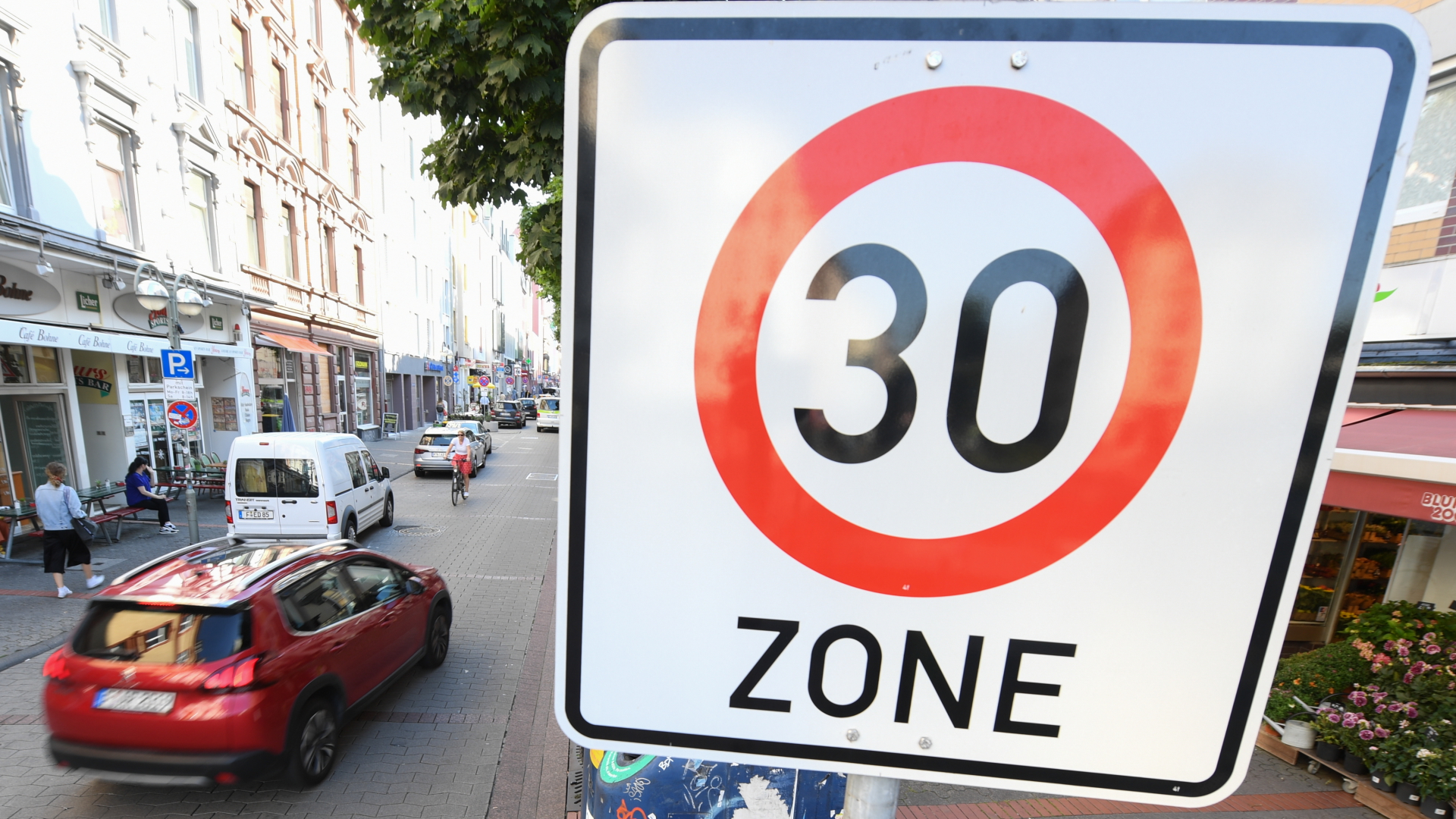 Ein Verkehrsschild weist auf eine Tempo-30-Zone hin.  | dpa