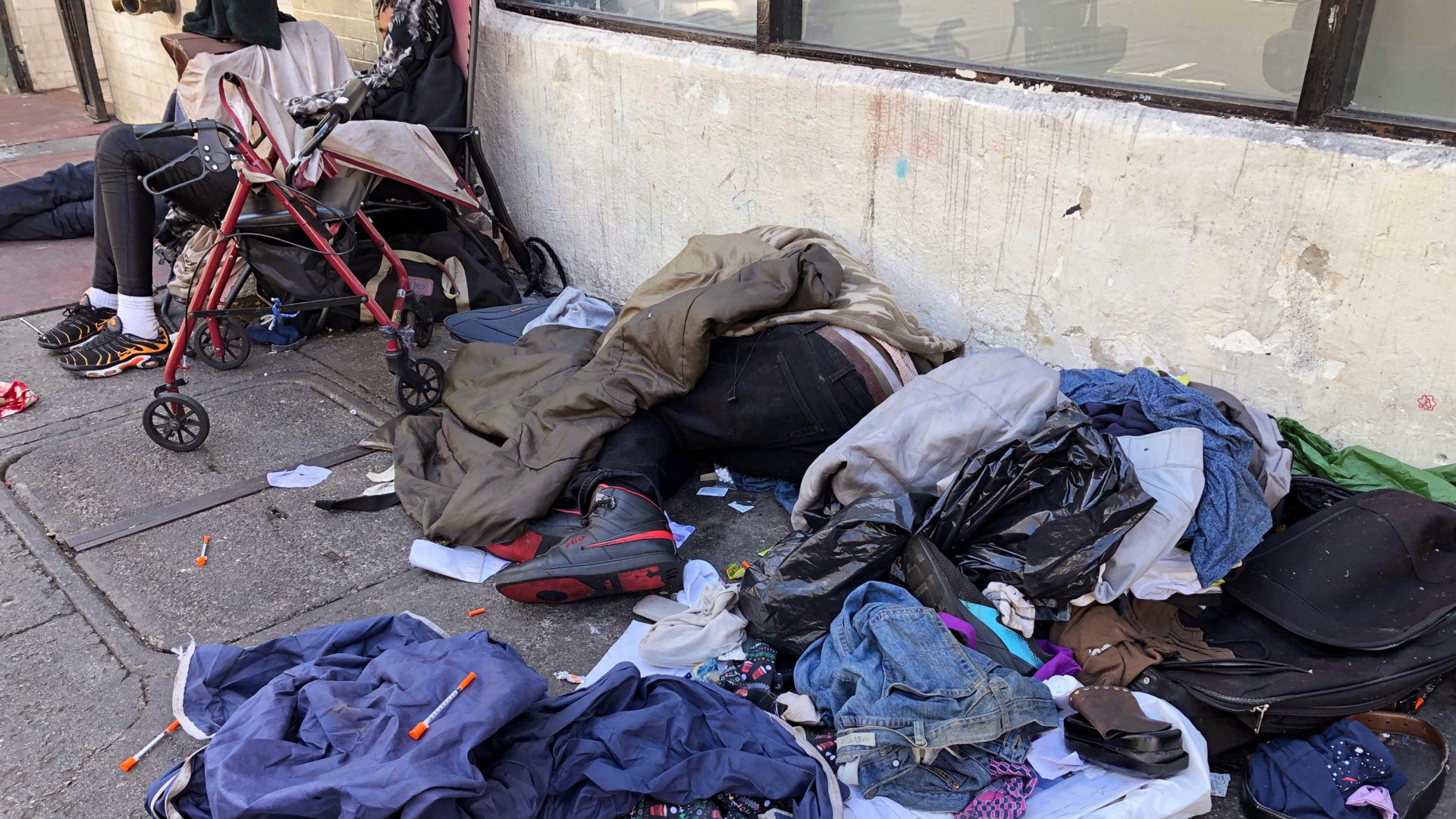 Menschen schlafen umgeben von gebrauchten Nadeln auf einer Straße im Stadtteil Tenderloin in San Francisco | AP