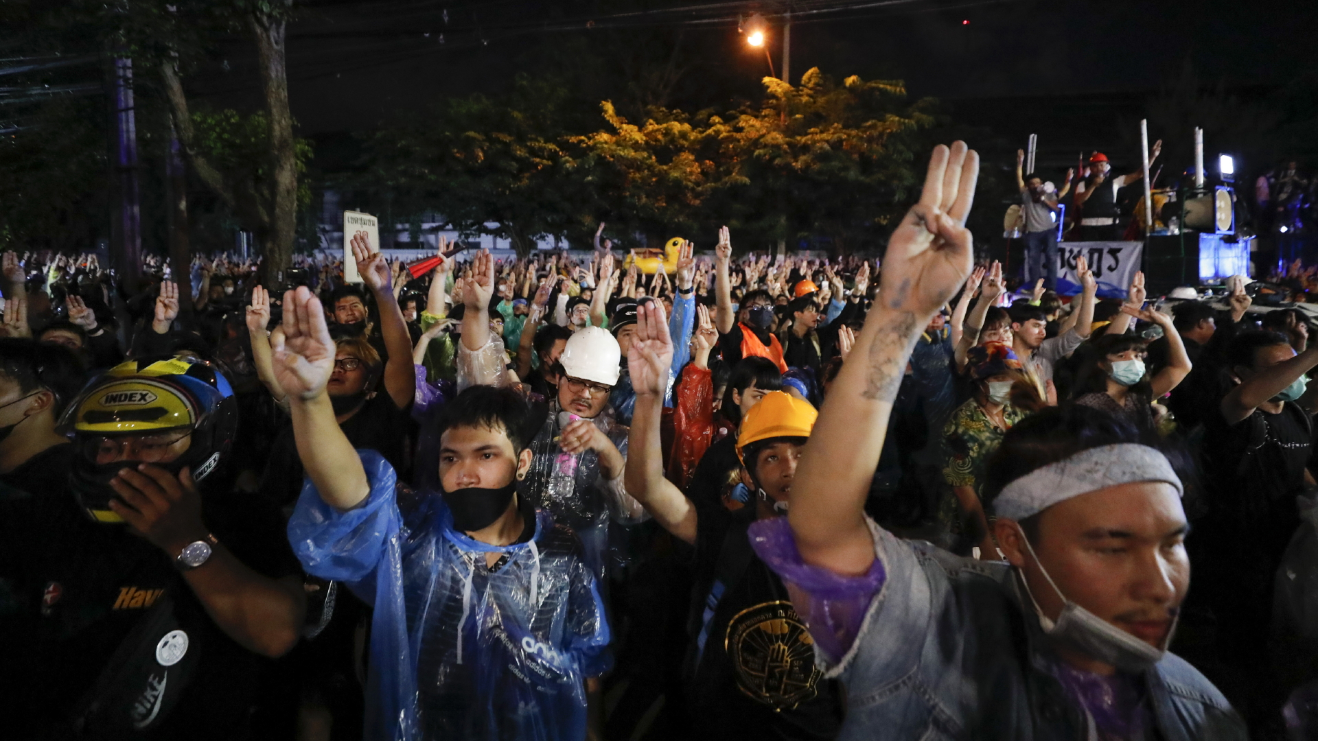 Demonstrierende in Bangkok zeigen den Drei-Finger-Gruß als Zeichen des Protests. | dpa