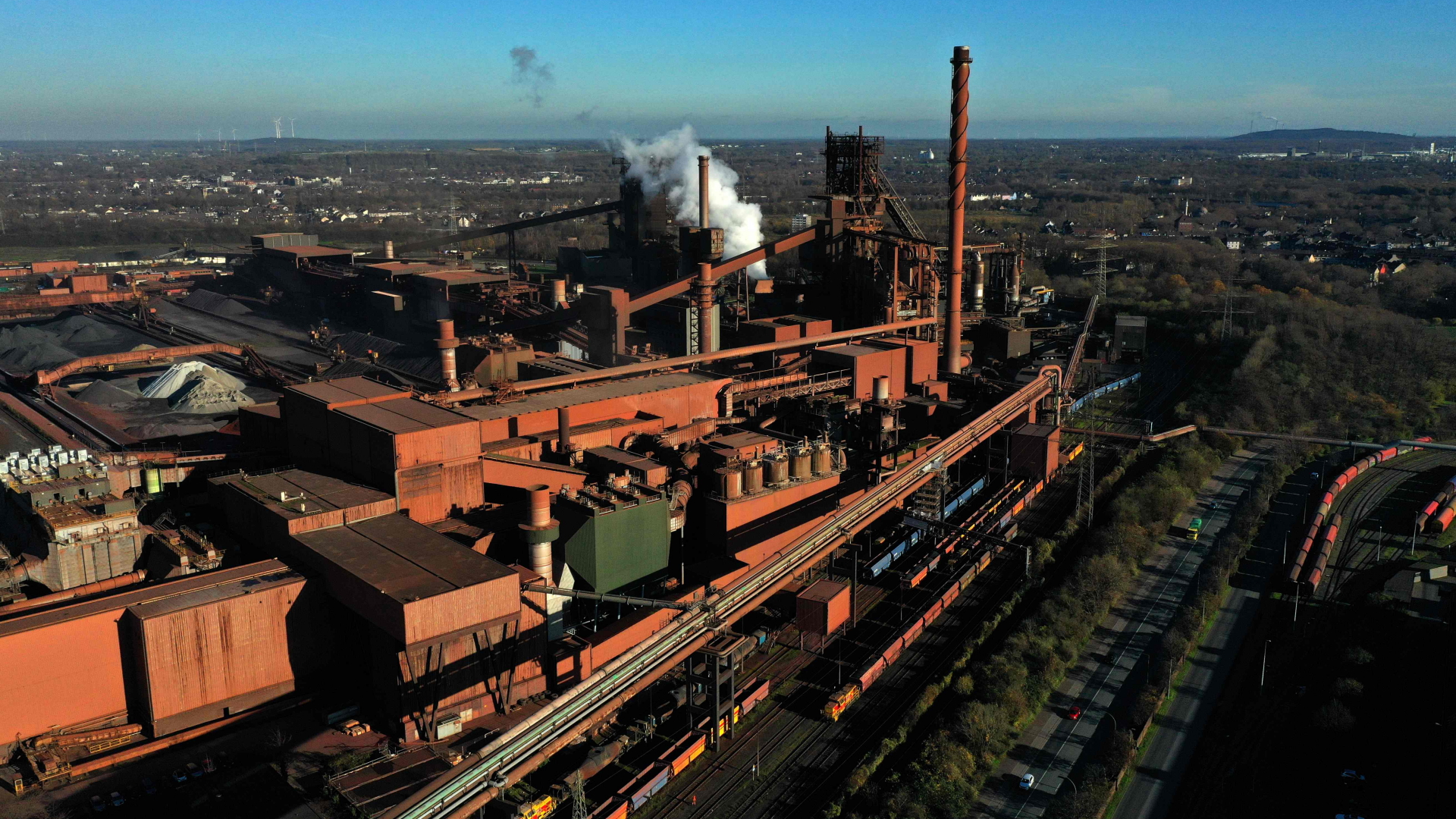 Das Stahlwerk von Thyssenkrupp in Duisburg. | AFP