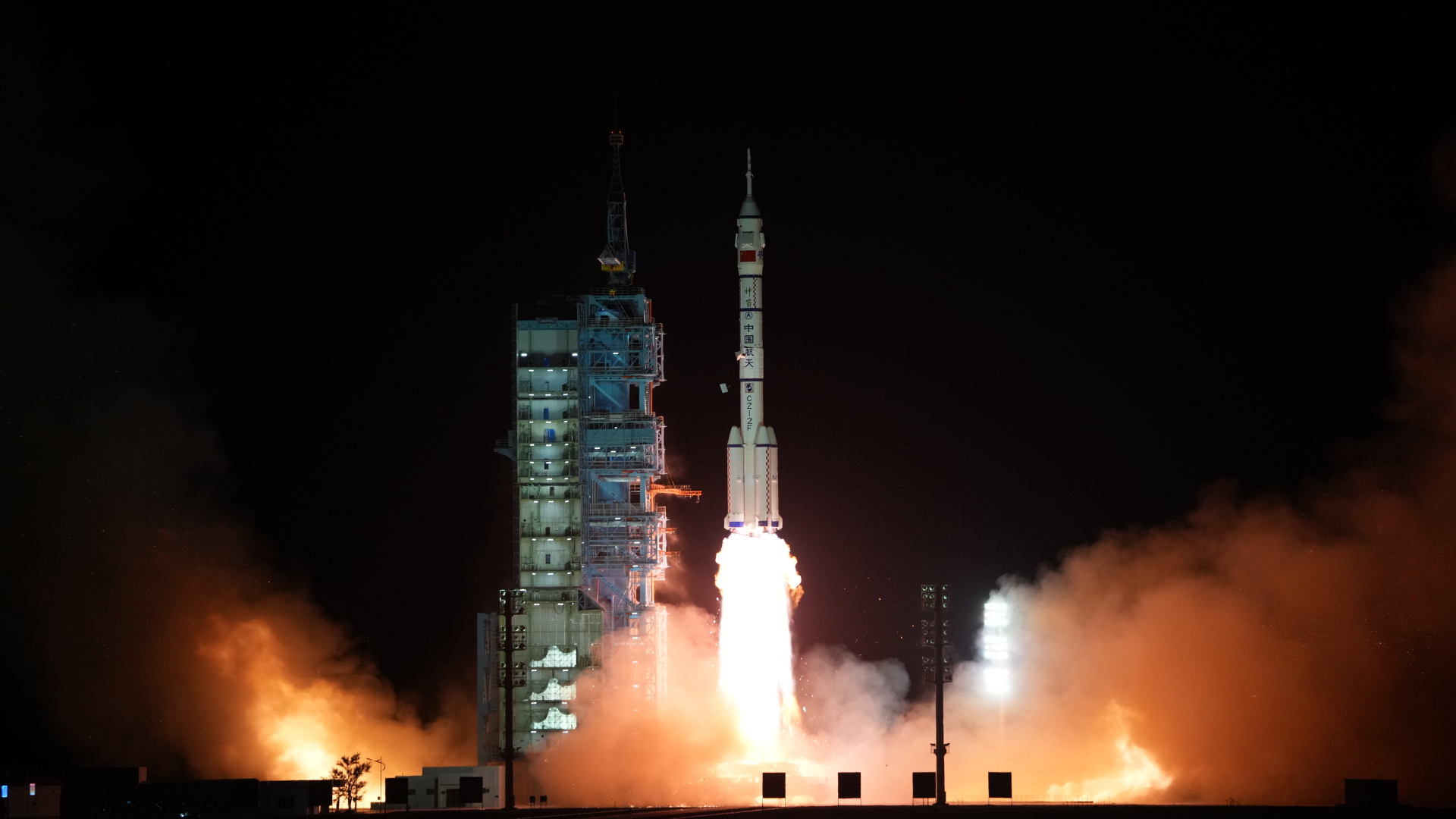 Das bemannte Raumschiff "Shenzhou 15" auf der Trägerrakete "Langer Marsch 2F" hebt vom Weltraumbahnhof Jiuquan im Nordwesten Chinas ab. China hat ein weiteres Astronauten-Team auf den Weg zu seiner neuen Raumstation "Tiangong" (Himmelspalast) geschickt. | dpa