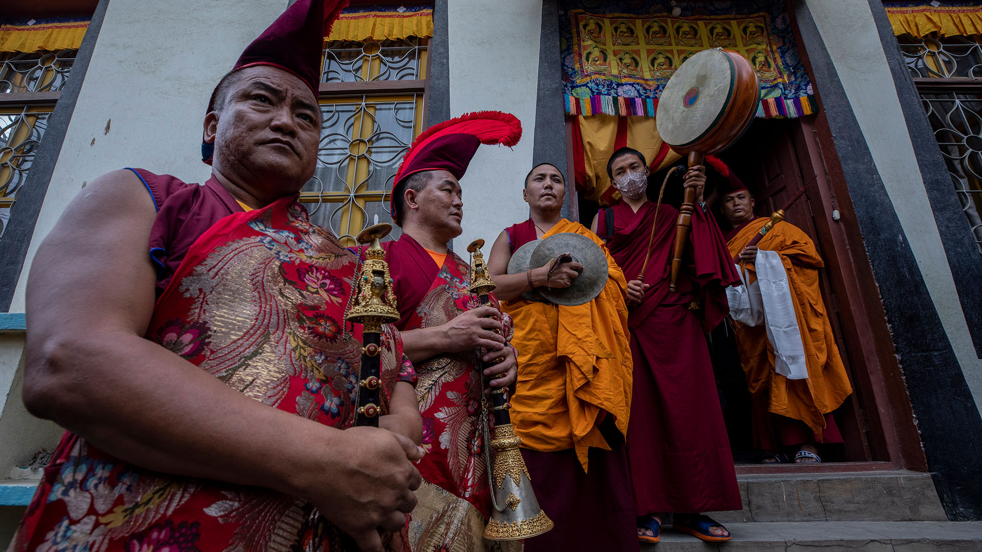 Tibetische Mönche im Exil nehmen an einer Prozession zur Feier des 87. Geburtstags ihres geistigen Führers Dalai Lama im Jawlakhel Tibetan Camp in Nepal teil. | EPA
