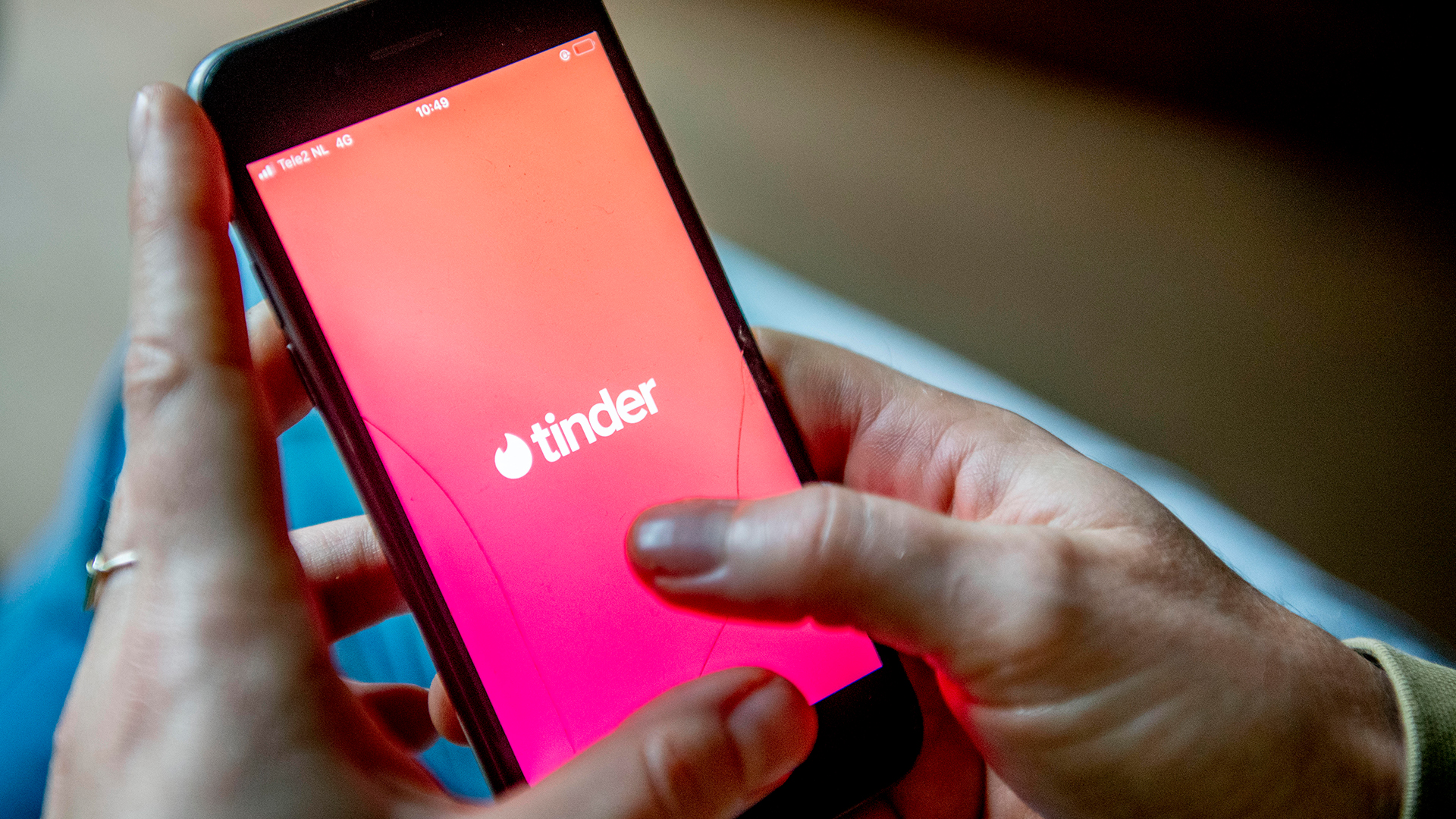 Tinder-App auf einem Smartphone | picture alliance / ROBIN UTRECHT