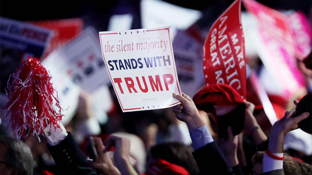 Trump-Anhänger halten Schilder in die Luft | AFP