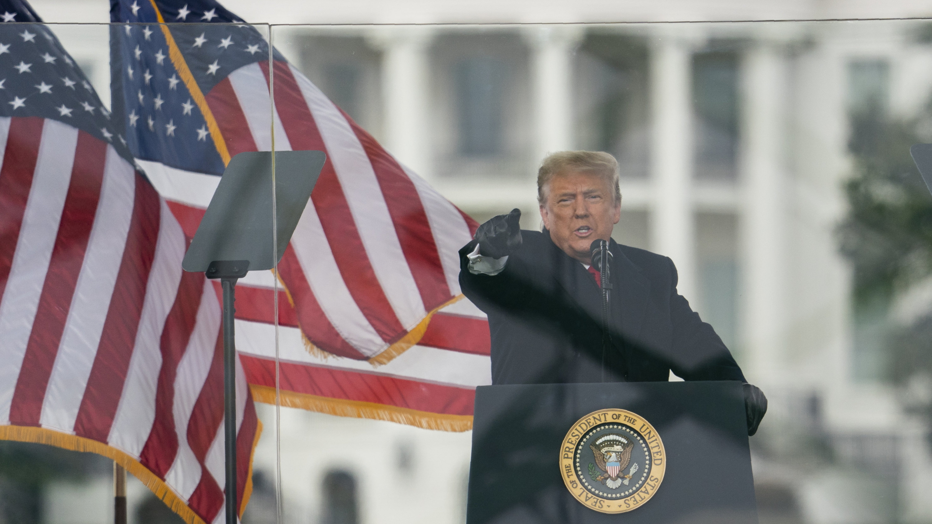 Präsident Trump spricht auf der Demo gegen den Wahlsieg von Joe Biden. | AP
