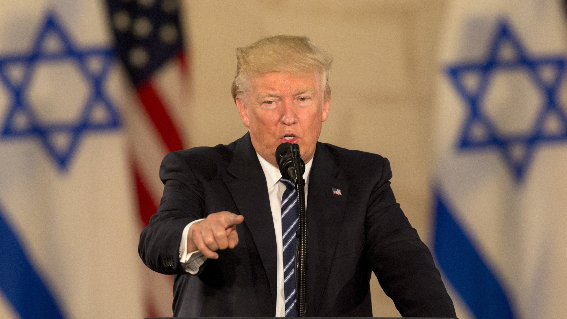 US-Präsident Trump spricht in in Jerusalem vor einer israelischen und us-amerikanischen Flagge | dpa
