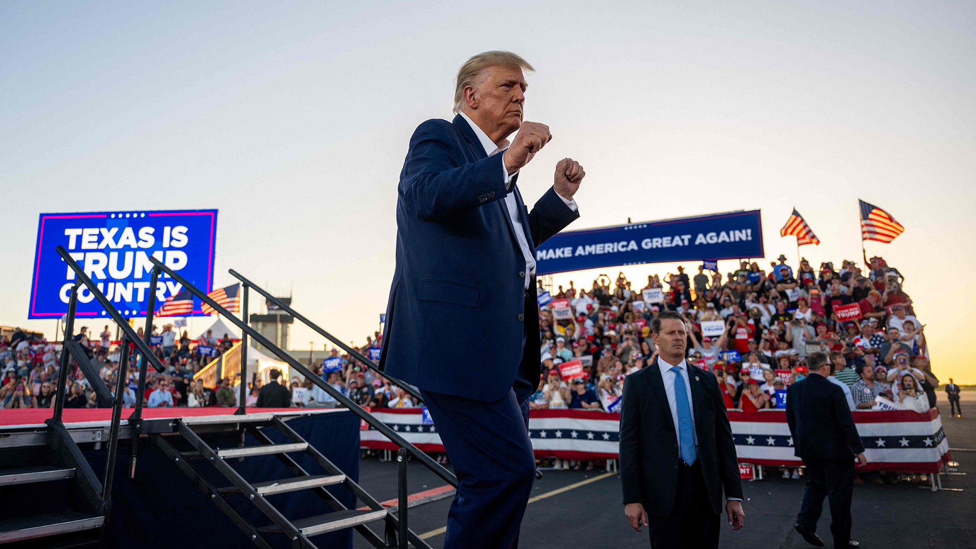 Donald Trump auf dem Flughafen von Waco, USA. | Getty Images via AFP
