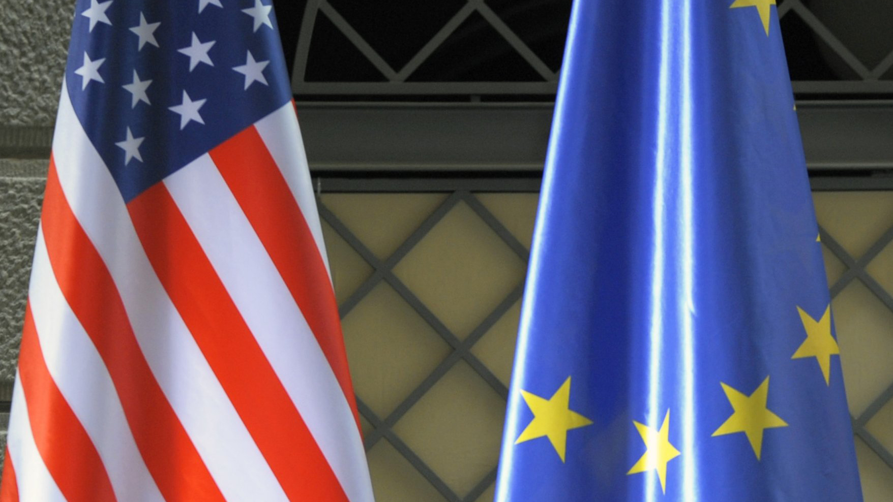 Die us-amerikanische und die europäische Flagge | dpa