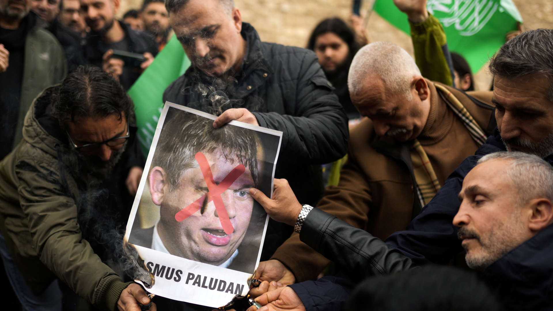 Menschen zündeten am Sonntag, den 22. Januar 2023, während einer Protestaktion vor dem schwedischen Konsulat in Istanbul, Türkei, ein Foto des rechtsextremen Aktivisten Rasmus Paludan an.  | AP