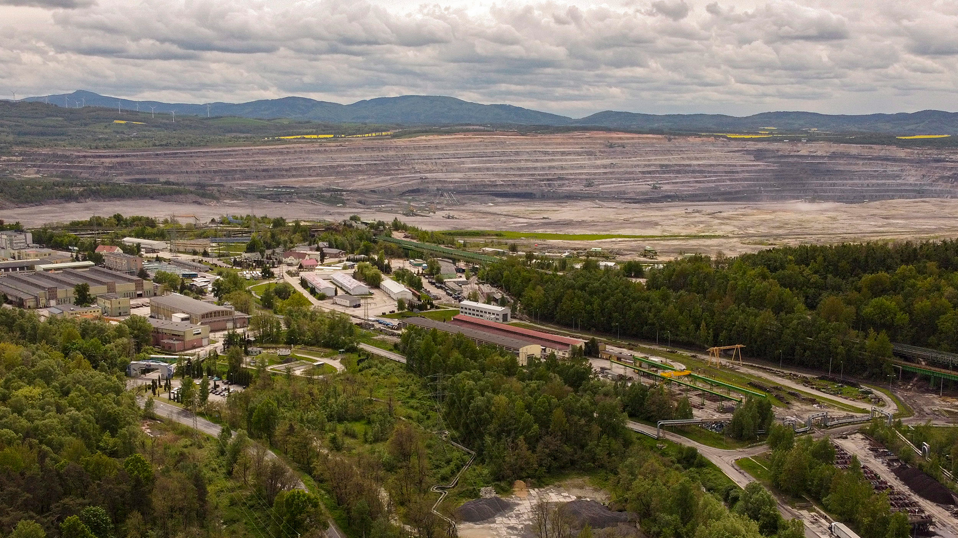 Ein mit einer Drohne aufgenommenes Bild zeigt eine Luftaufnahme der Braunkohlegrube Turow in Bogatynia, Südwestpolen | EPA
