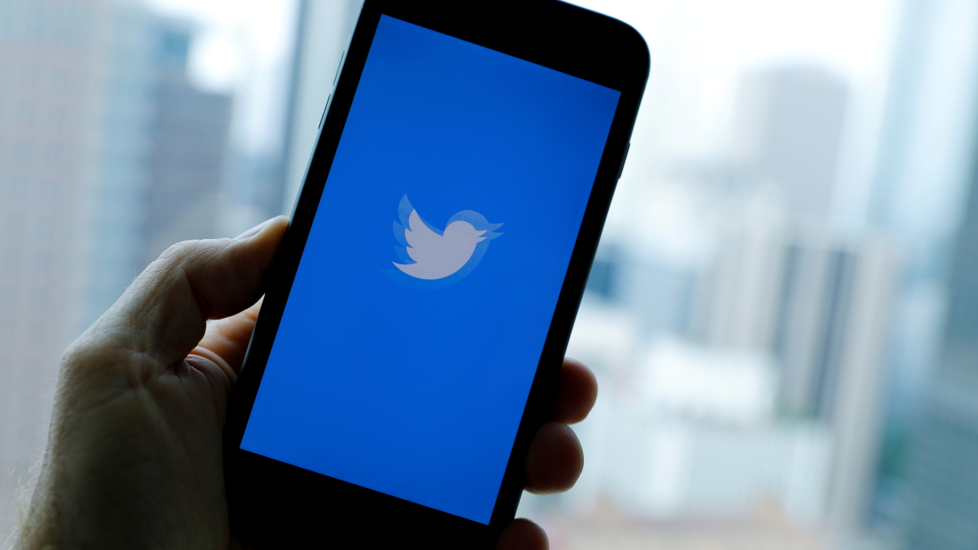 Die Twitter auf einem iPhone. | REUTERS