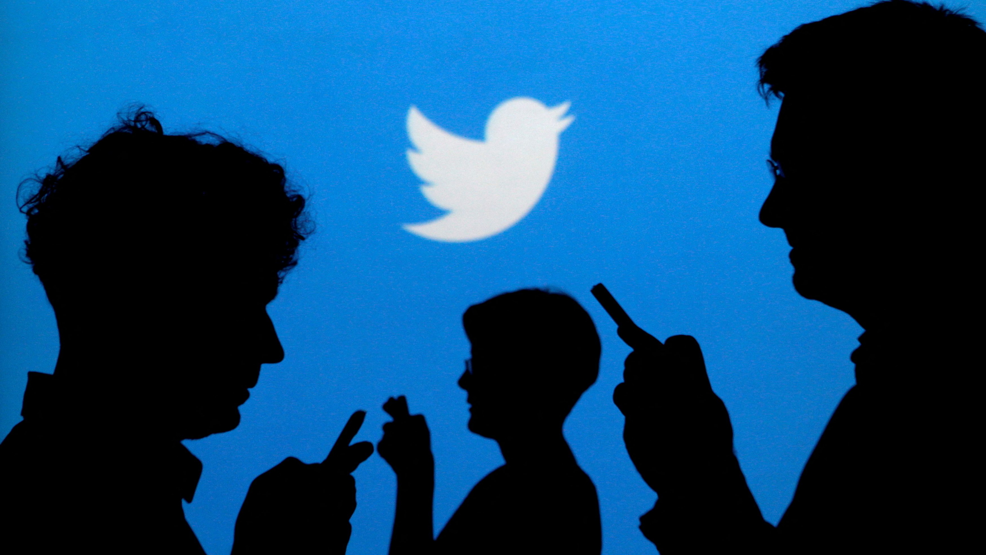 Silhouetten von Smartphone-Nutzern sind vor einem Twitter-Logo zu sehen | REUTERS