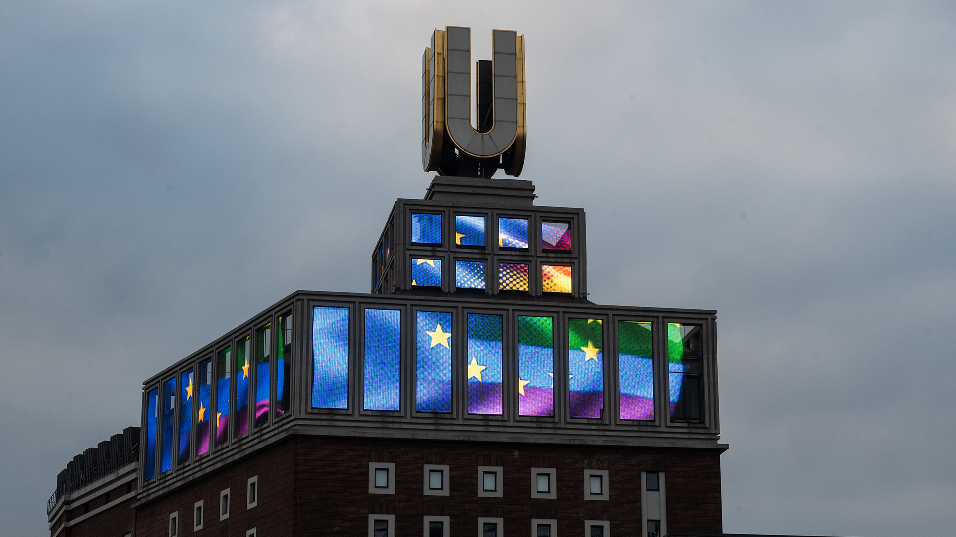 Eine Mischung aus Europa- und Regenbogenfahne ist auf der Lichtinstallation "Fliegende Bilder" des Künstlers Adolf Winkelmann am sogenannten U-Turm. | dpa