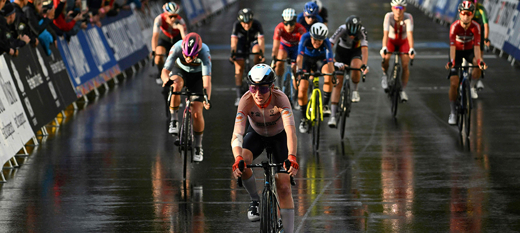 Die Niederländerin Annemiek Van Vleuten überquert die Ziellinie und gewinnt das Straßenrennen der Frauen bei der UCI-Straßenradweltmeisterschaft 2022 in Wollongong, Australien. | AFP