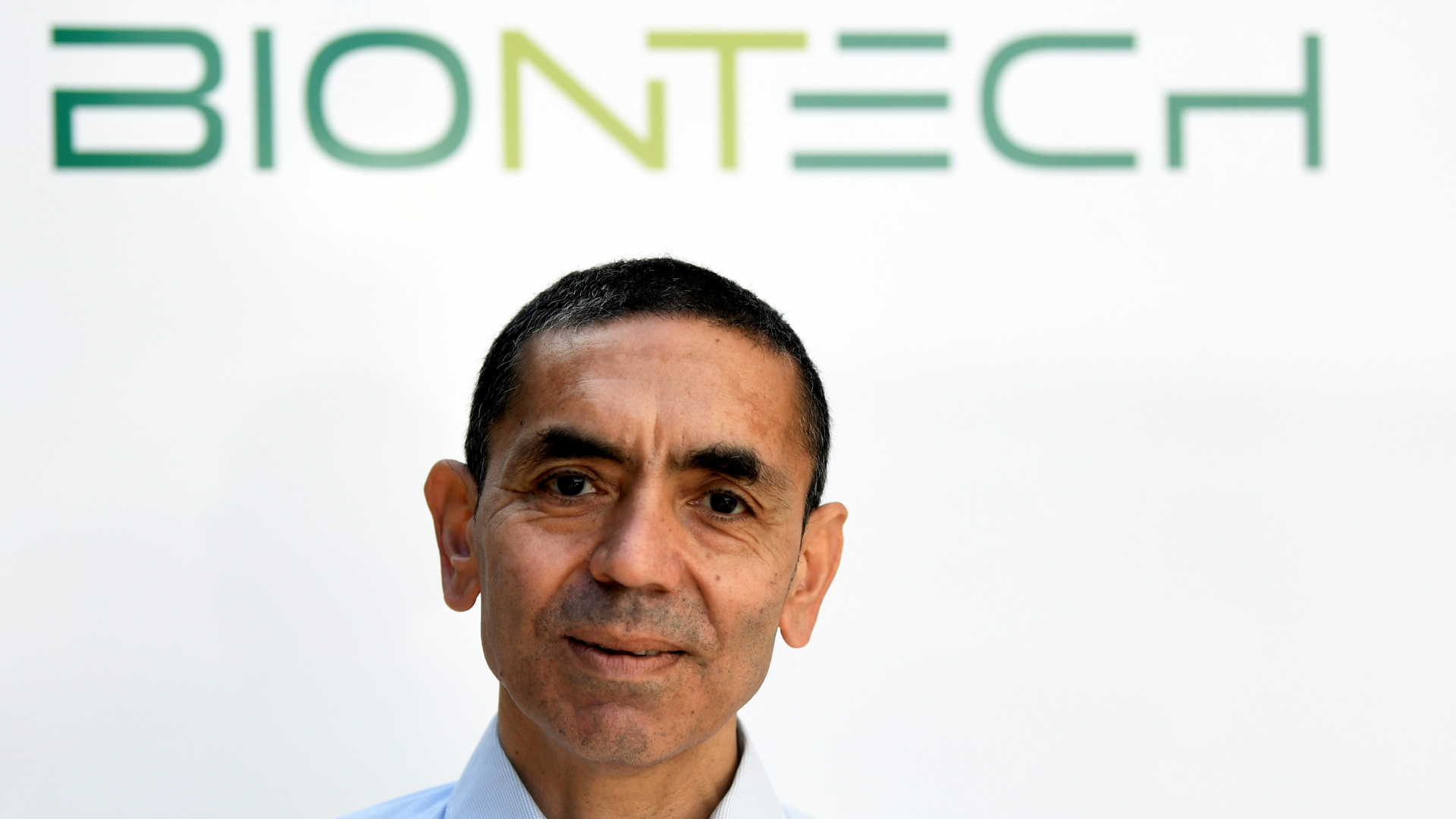 BioNTech-Gründer Ugur Sahin vor einem Firmenlogo | REUTERS