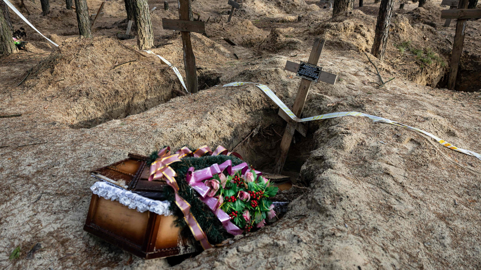 Ein leerer Sarg nach einer Exhumierung zur Untersuchung von russischen Kriegsverbrechen in der ukrainischen Ortschaft Isjum. | AFP