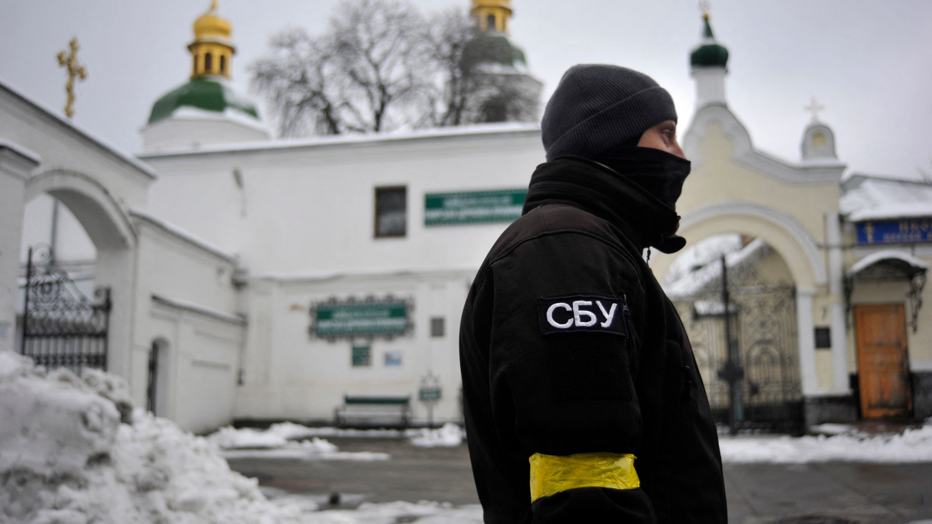 Ein ukrainischer Geheimdienstmitarbeiter steht vor dem Eingang des Kiewer Höhlenklosters, 22. November 2022 | AFP