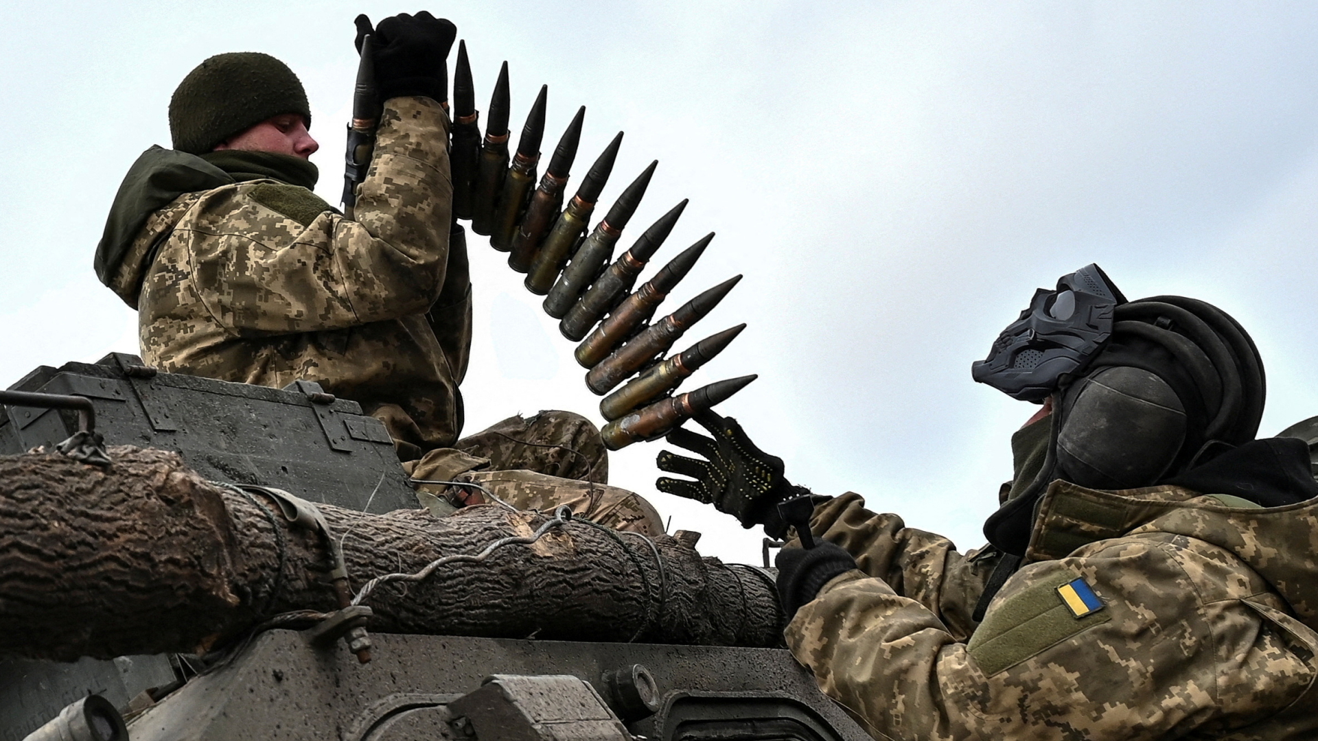 Ukrainische Soldaten beladen bei Saporischschja ein Fahrzeug mit Munition. | REUTERS