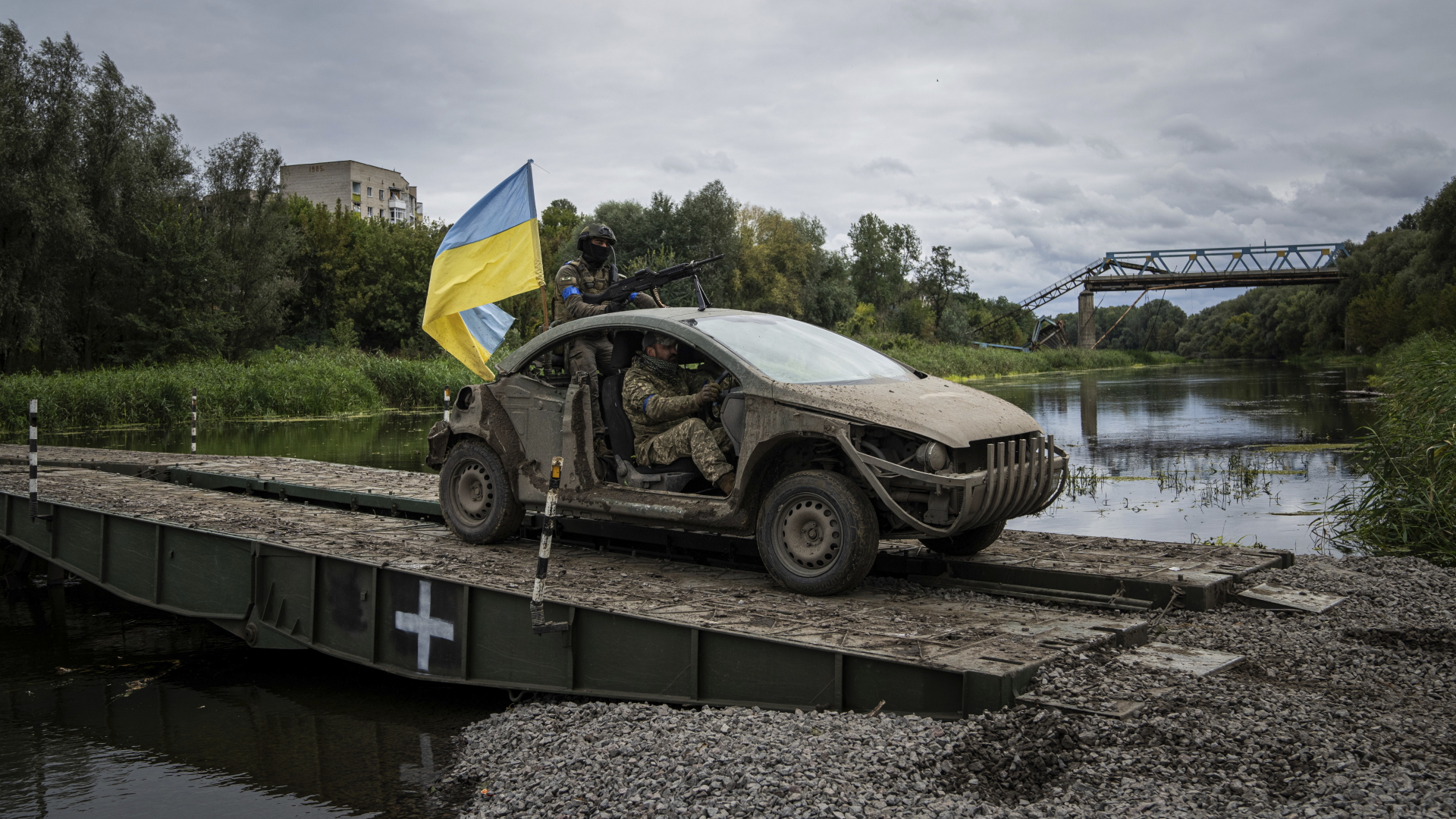 Ukrainische Fallschirmjäger fahren mit einer ukrainischen Fahne auf einer Pontonbrücke über den Fluss Siverskiy-Donets in der kürzlich befreiten Stadt Isjum.  | dpa