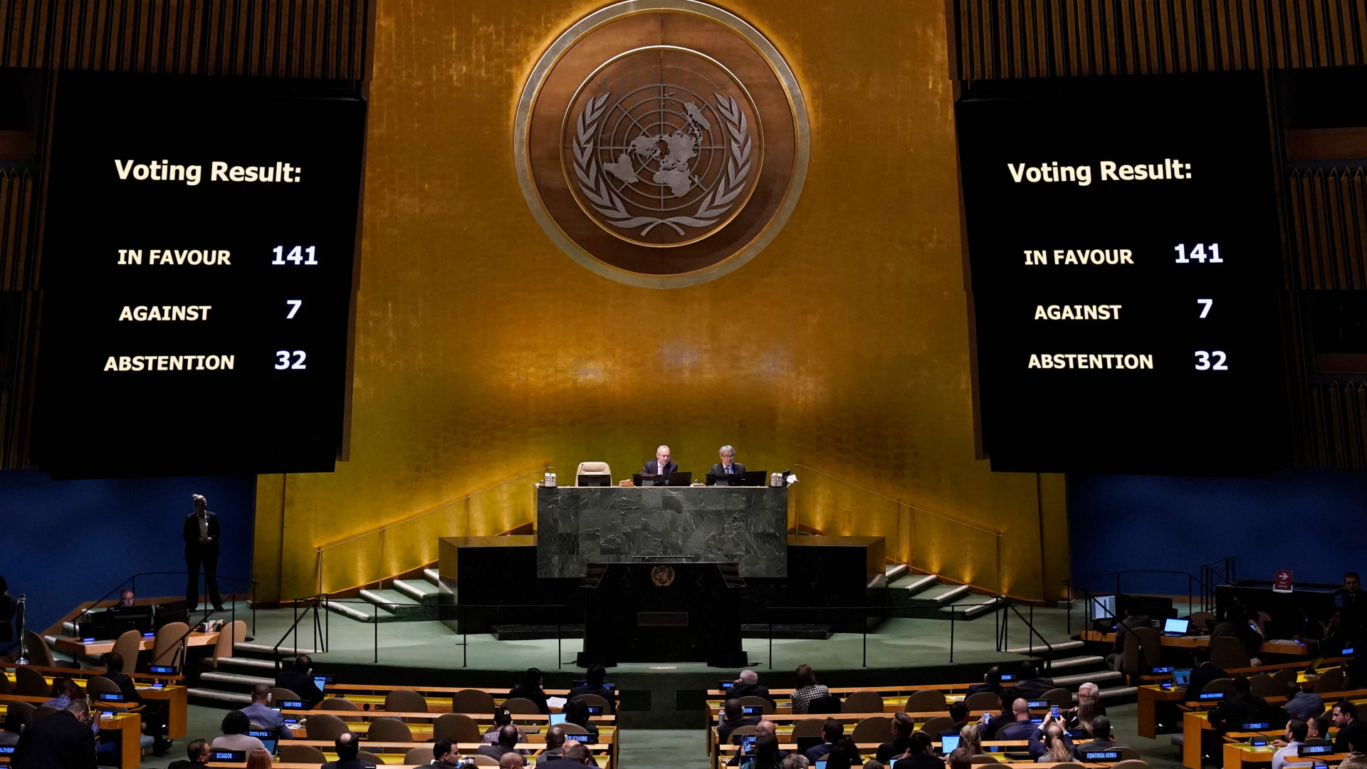 Abstimmungsergebnis der UN-Vollversammlung auf einem Bildschirm im Sitzungssaal | Photo by TIMOTHY A. CLARY / AFP