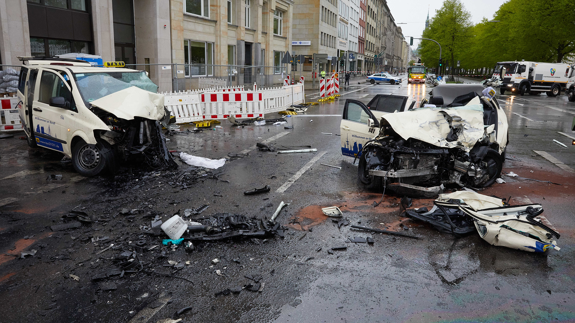 Die Wracks, von zwei nach einem Unfall komplett zerstörten Taxis, liegen am 04.05.2017 am Ballindamm in Hamburg auf der Straße. | picture alliance / Georg Wendt/d