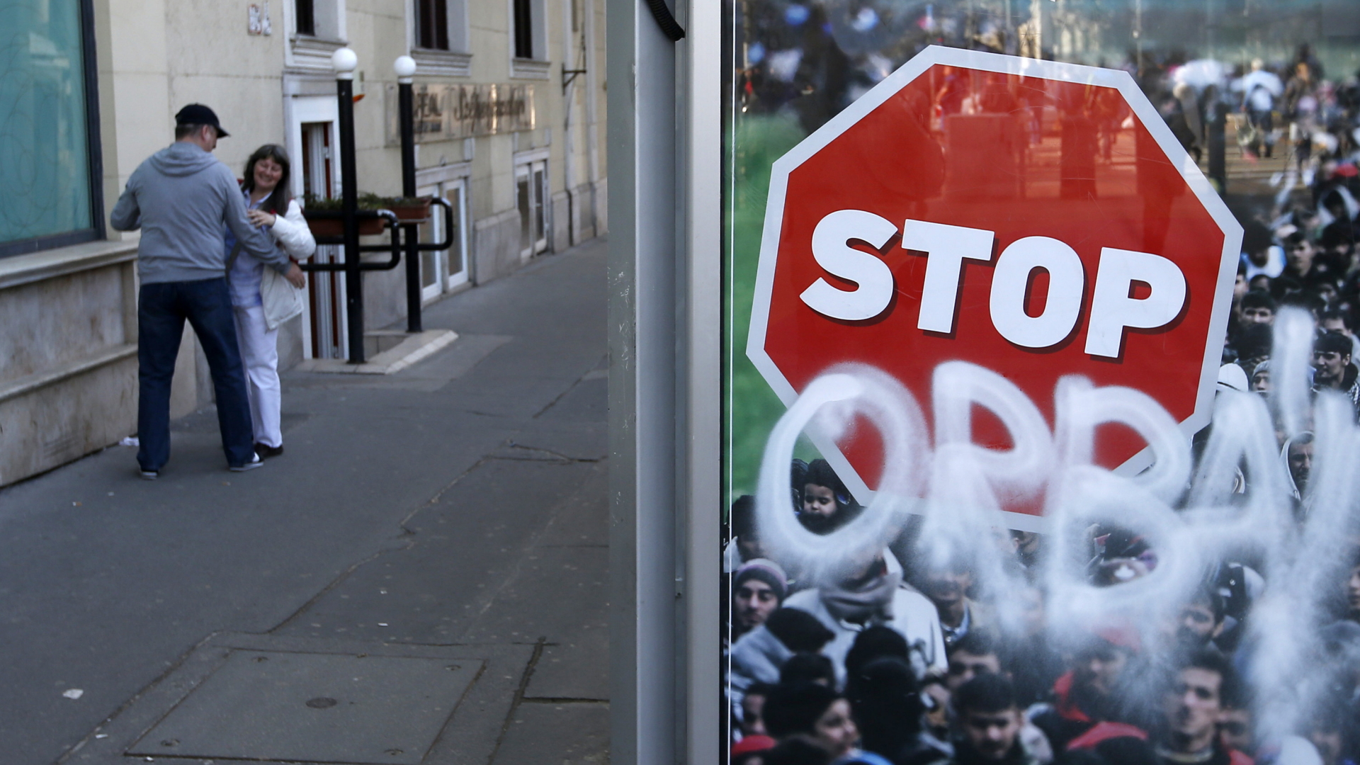 Ein Plakat der ungarischen Stop-Soros-Kampagne, das aus Protest mit "Stop Orban" beschmiert wurde, in Budapest. | dpa