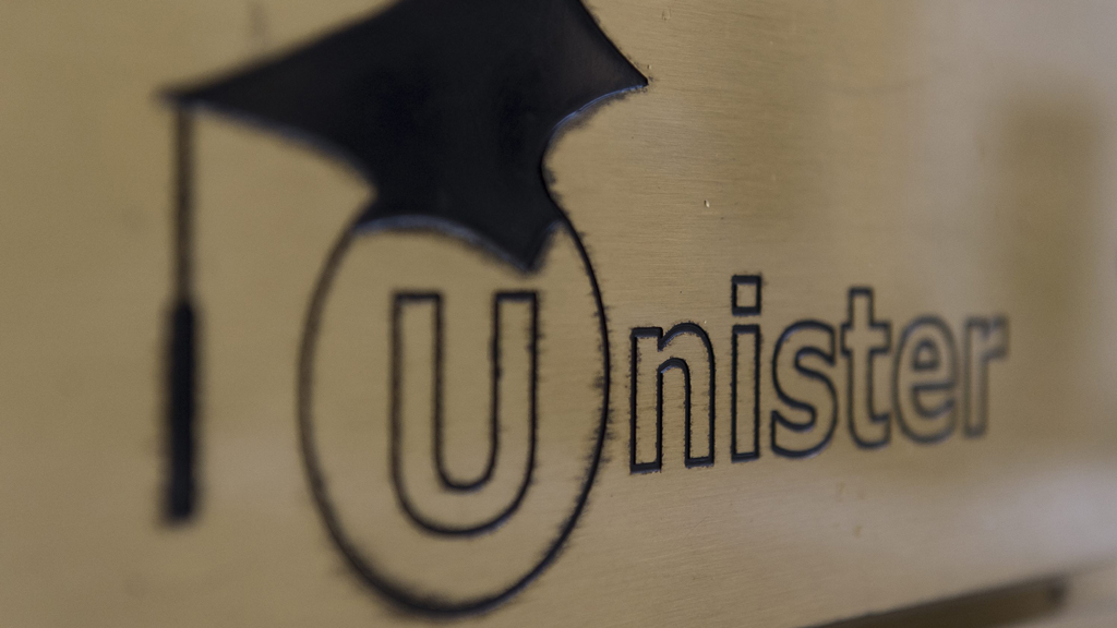 Der Schriftzug der Internetfirma "Unister" an der Firmenzentrale in Leipzig