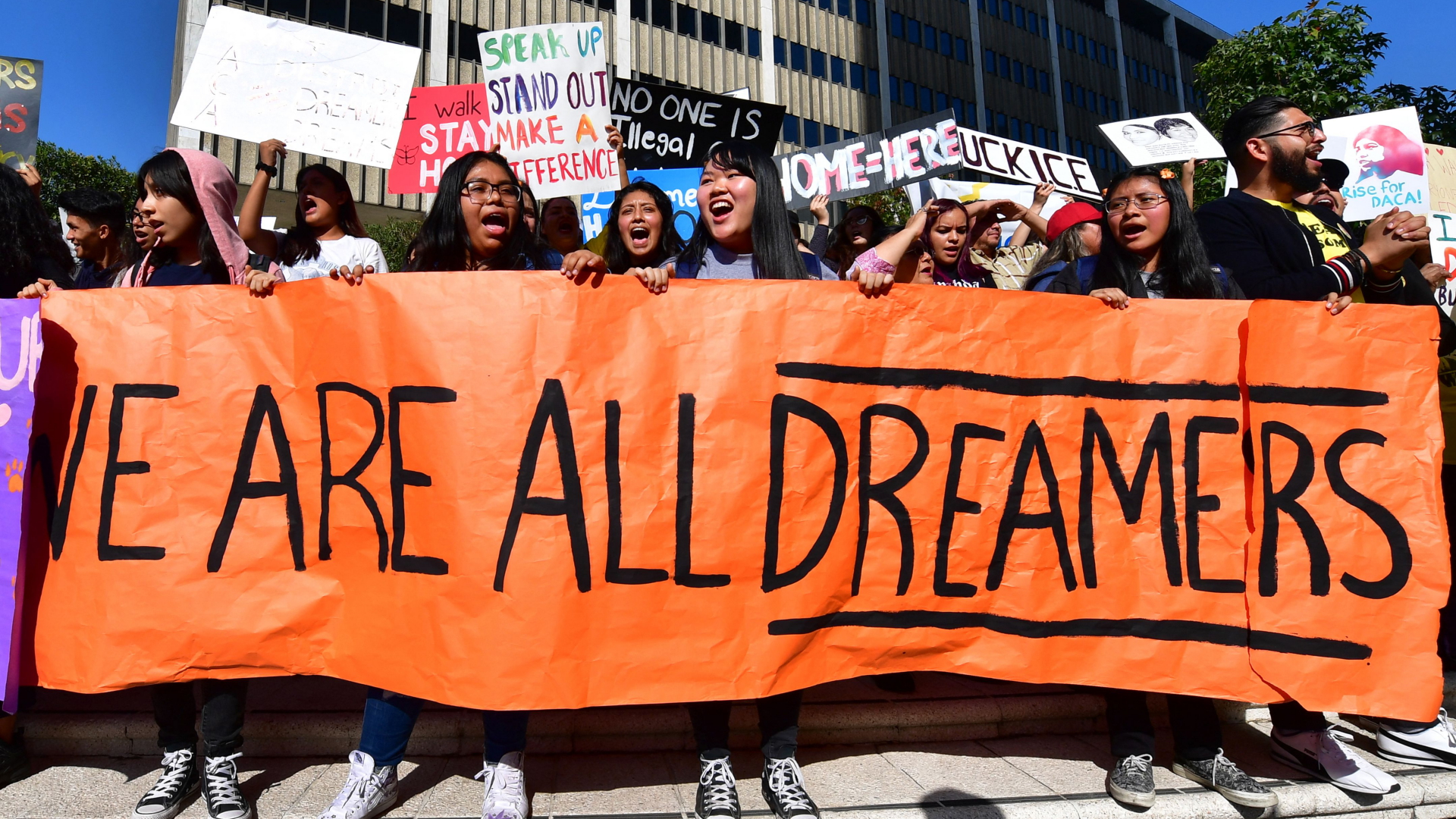 Studierende und Unterstützerinnen des DACA-Programms halten ein Transparent mit der Aufschrift "Wir sind alle Dreamer" in Los Angeles (Archivbild). | AFP
