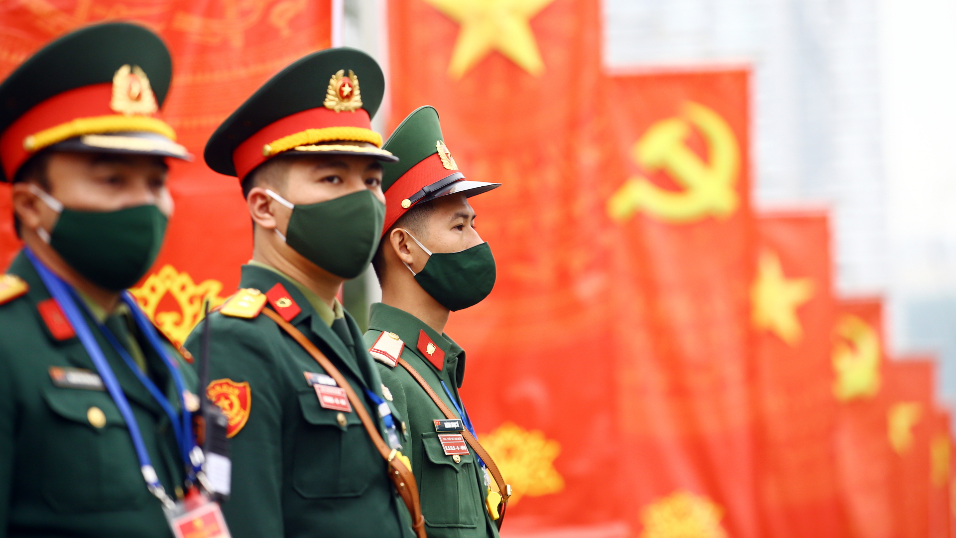 Vietnamesische Soldaten stehen in Hanoi vor dem Parteitagsgebäude | LUONG THAI LINH/EPA-EFE/Shutters