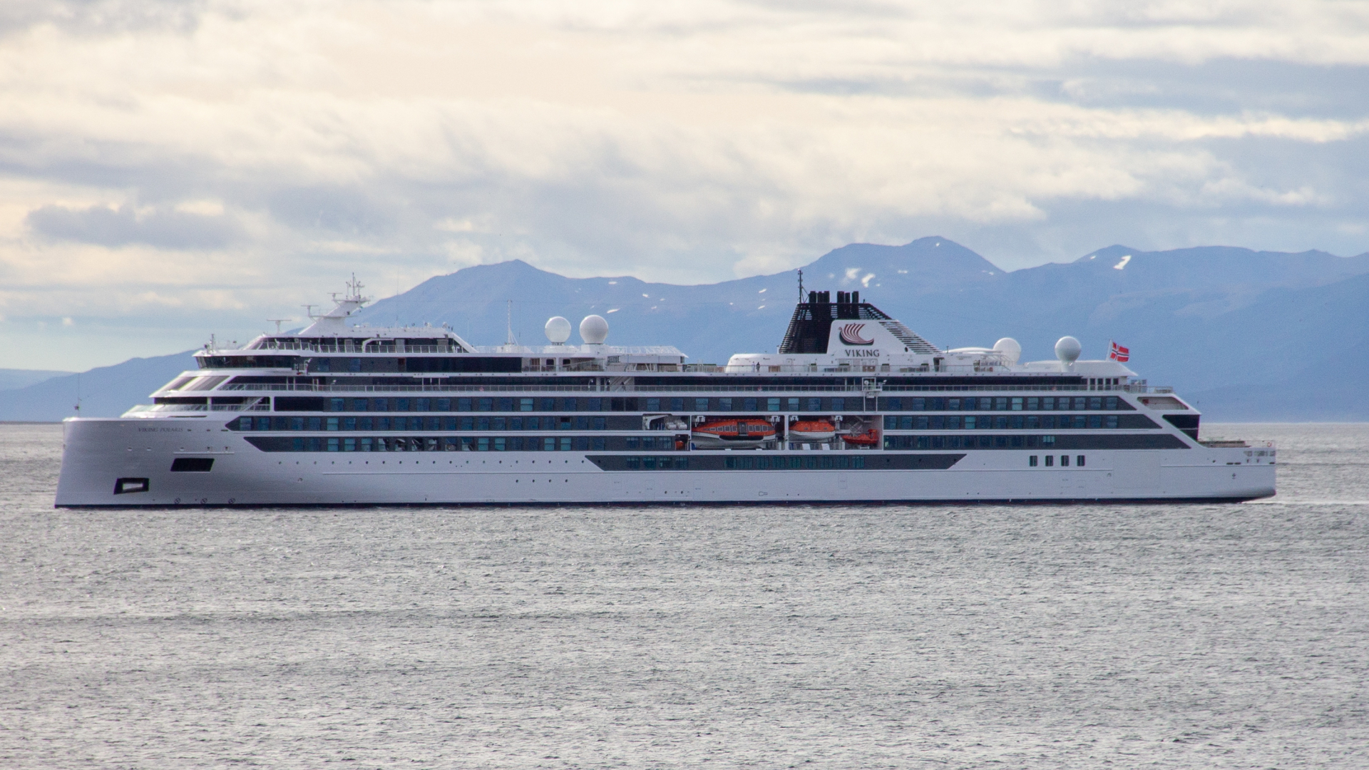 Das Kreuzfahrtschiff "Viking Polaris" liegt vor Ushuaia, Argentinien. | dpa