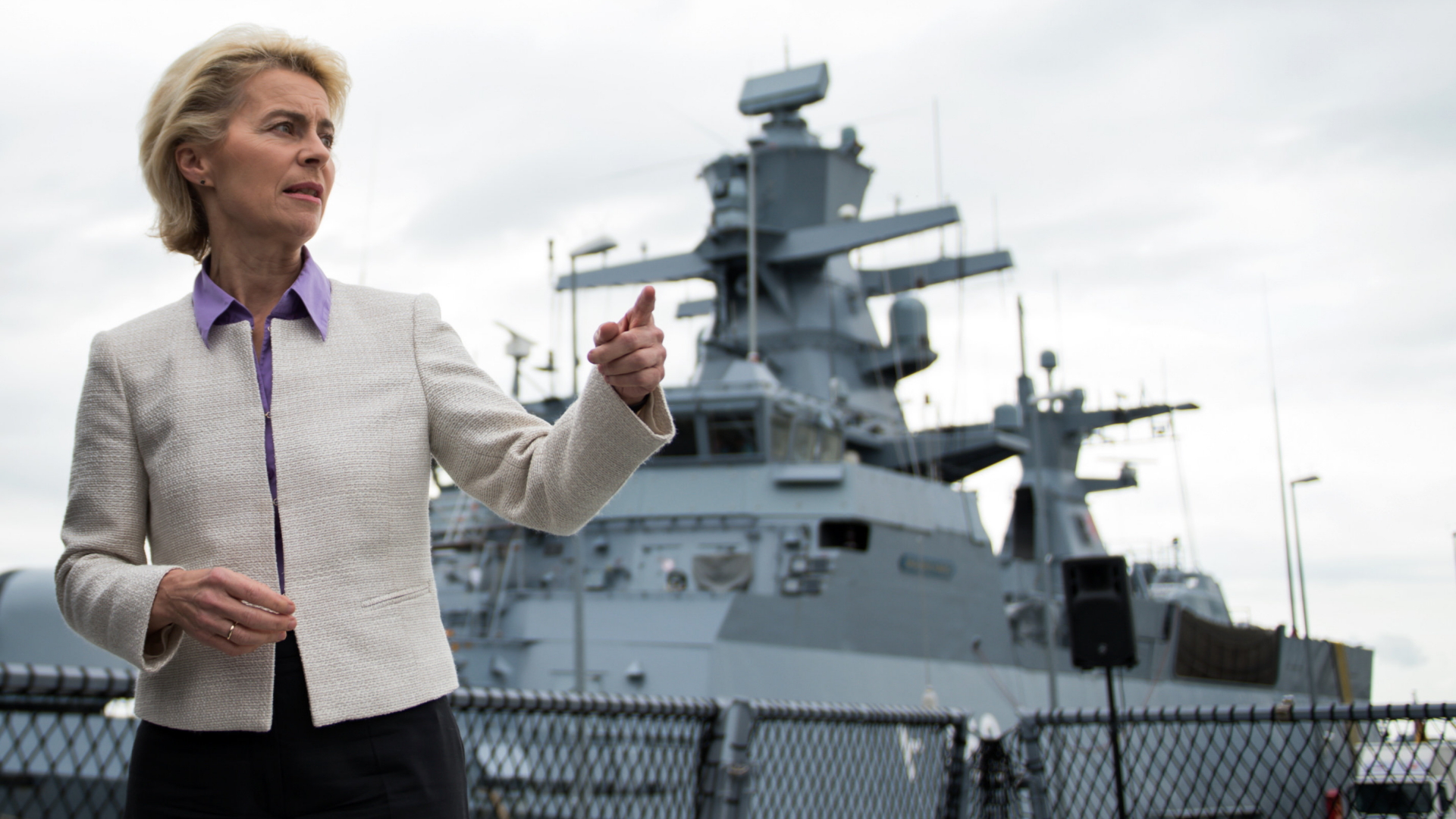 Verteidigungsministerin Ursula von der Leyen vor einer Korvette der Bundeswehr in Rostock | dpa