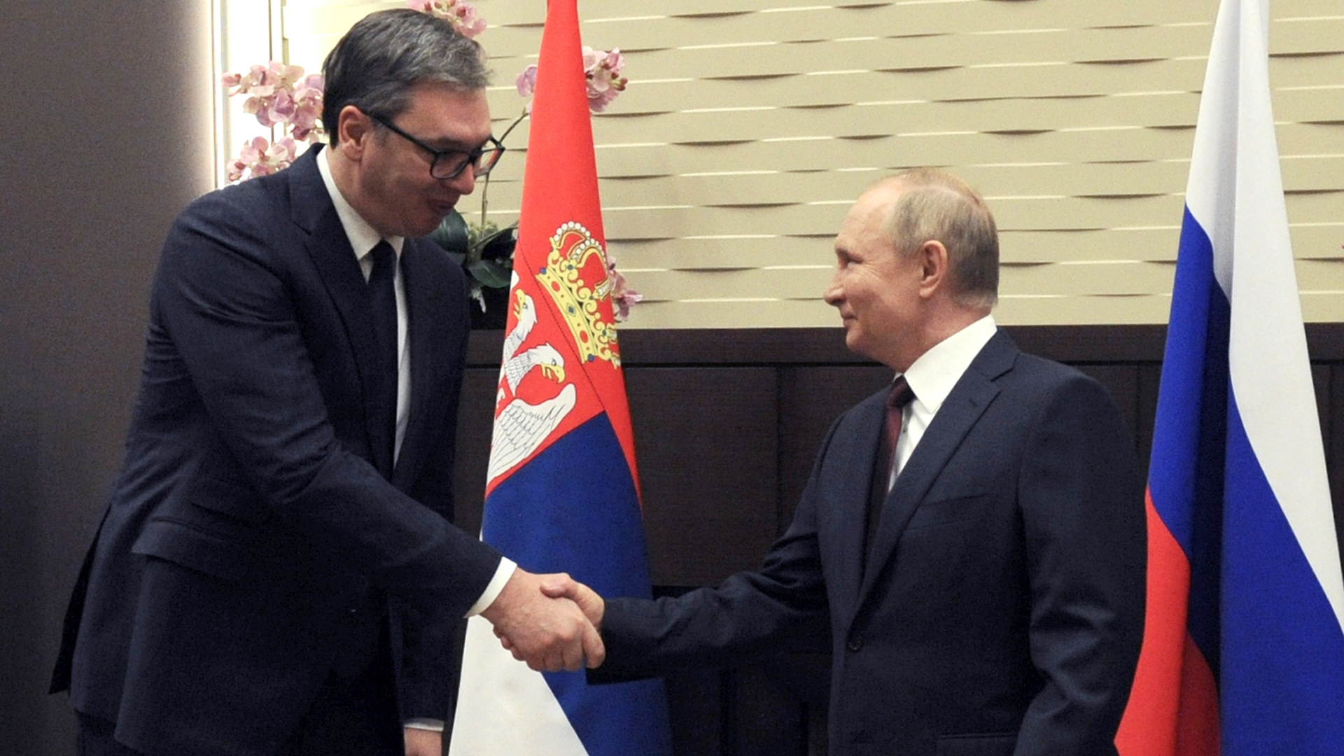 Aleksandar Vucic und Vladimir Putin | picture alliance / ASSOCIATED PR