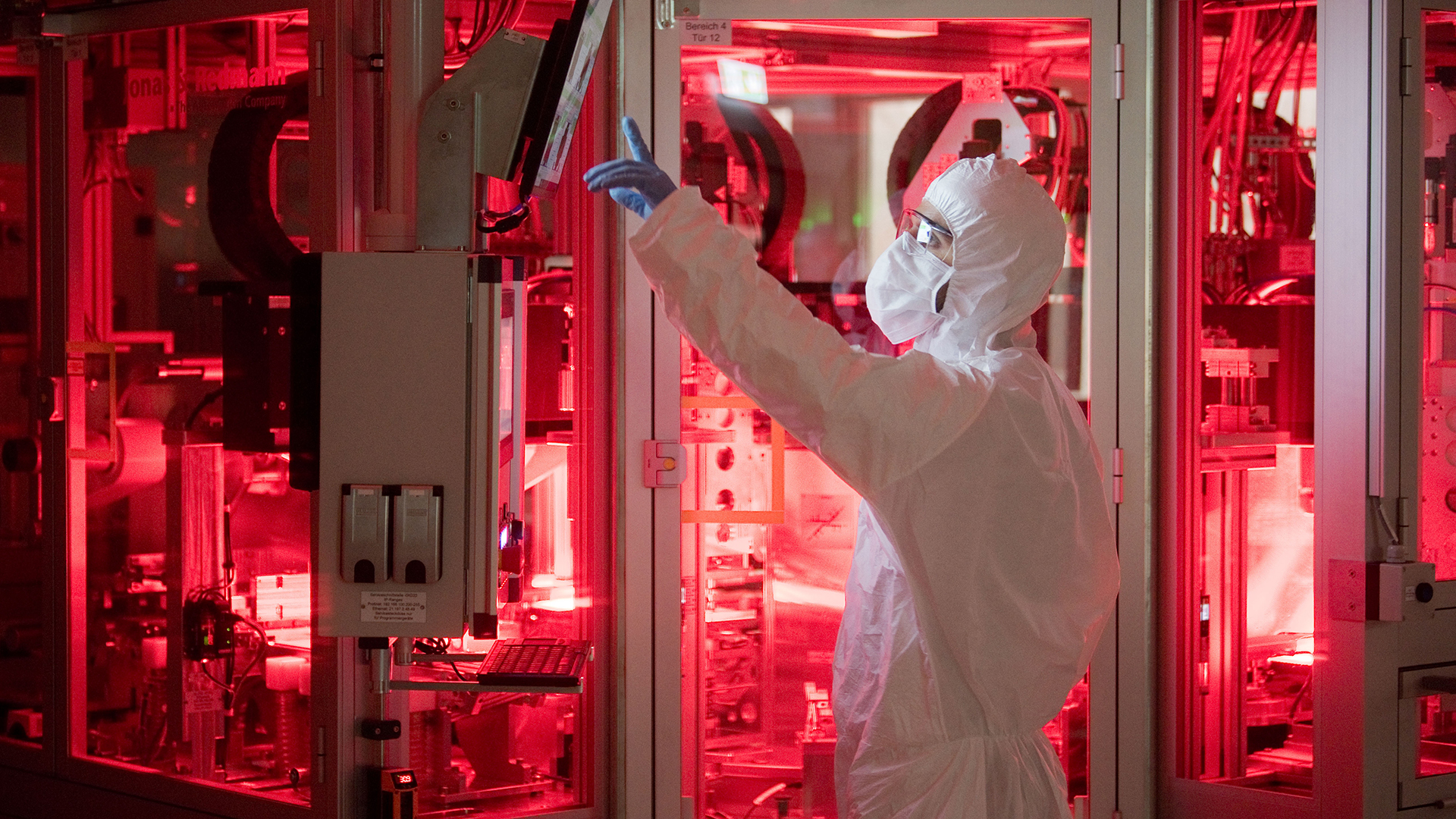 Ein Mitarbeiter von Volkswagen steht in einem Reinraum zur Produktion von Batteriezellen im VW-Werk Salzgitter. | dpa