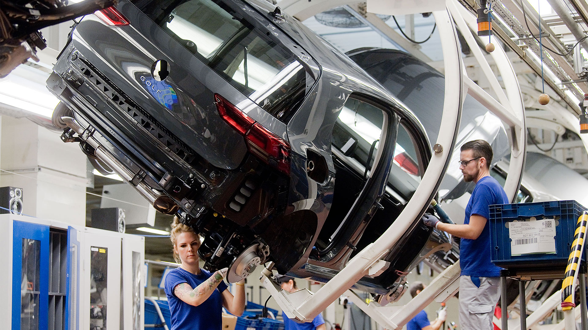 Mitarbeiter bei der Montage eines Golf 8 im VW-Werk in Wolfsburg | picture alliance/dpa