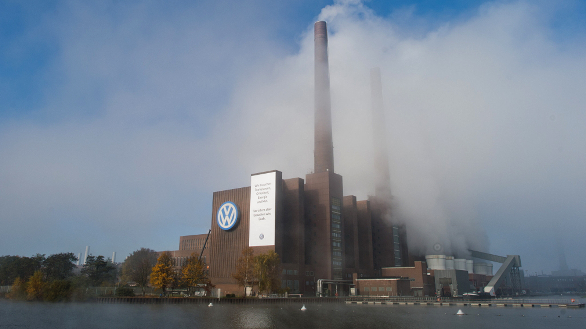 Dichte Nebelschwaden ziehen am Kraftwerk am Volkswagen Werk in Wolfsburg (Niedersachsen) vorbei. | dpa