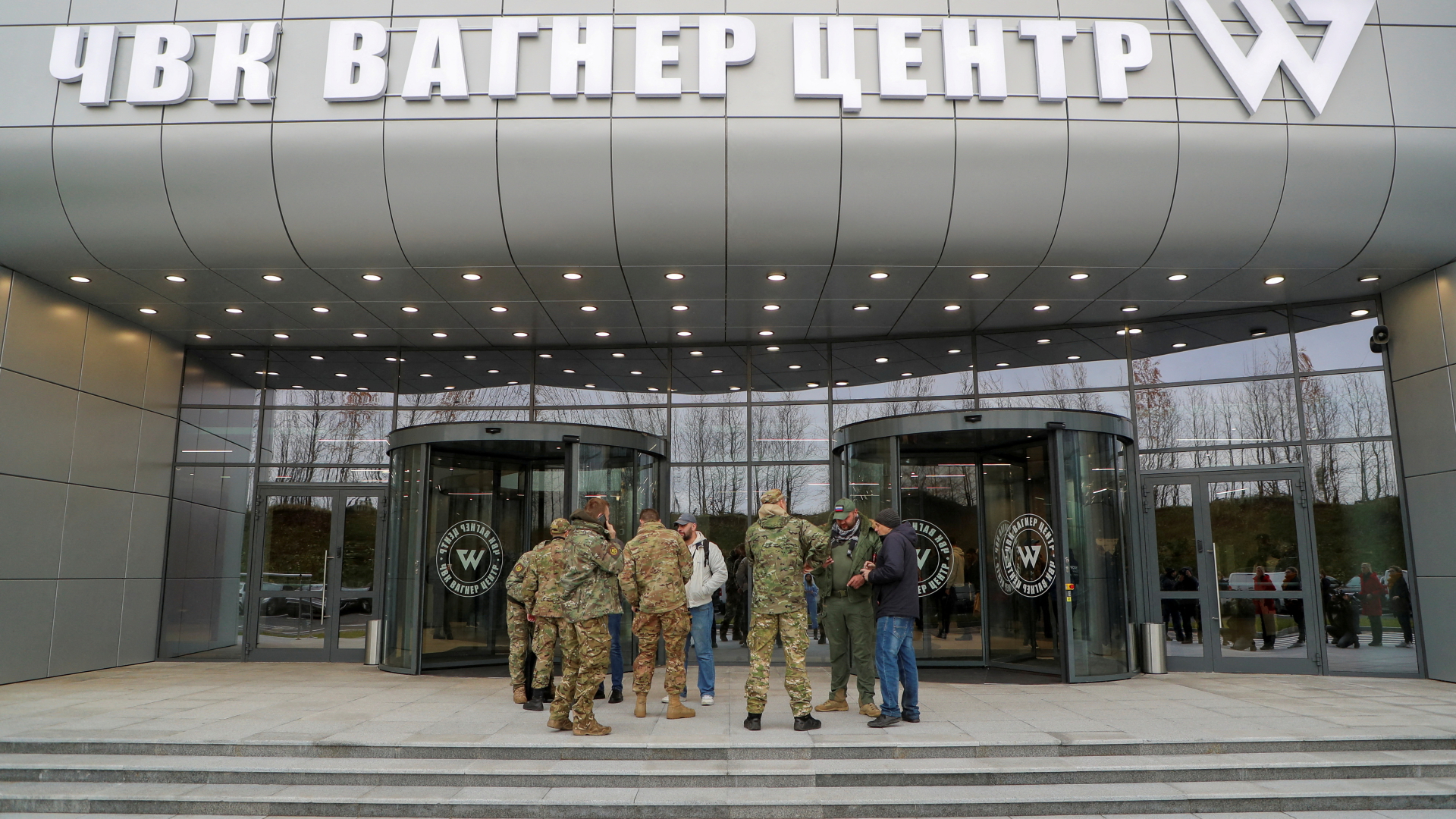 Menschen in Tarnkleidung stehen vor der Wagner-Zentrale in Sankt Petersburg | REUTERS