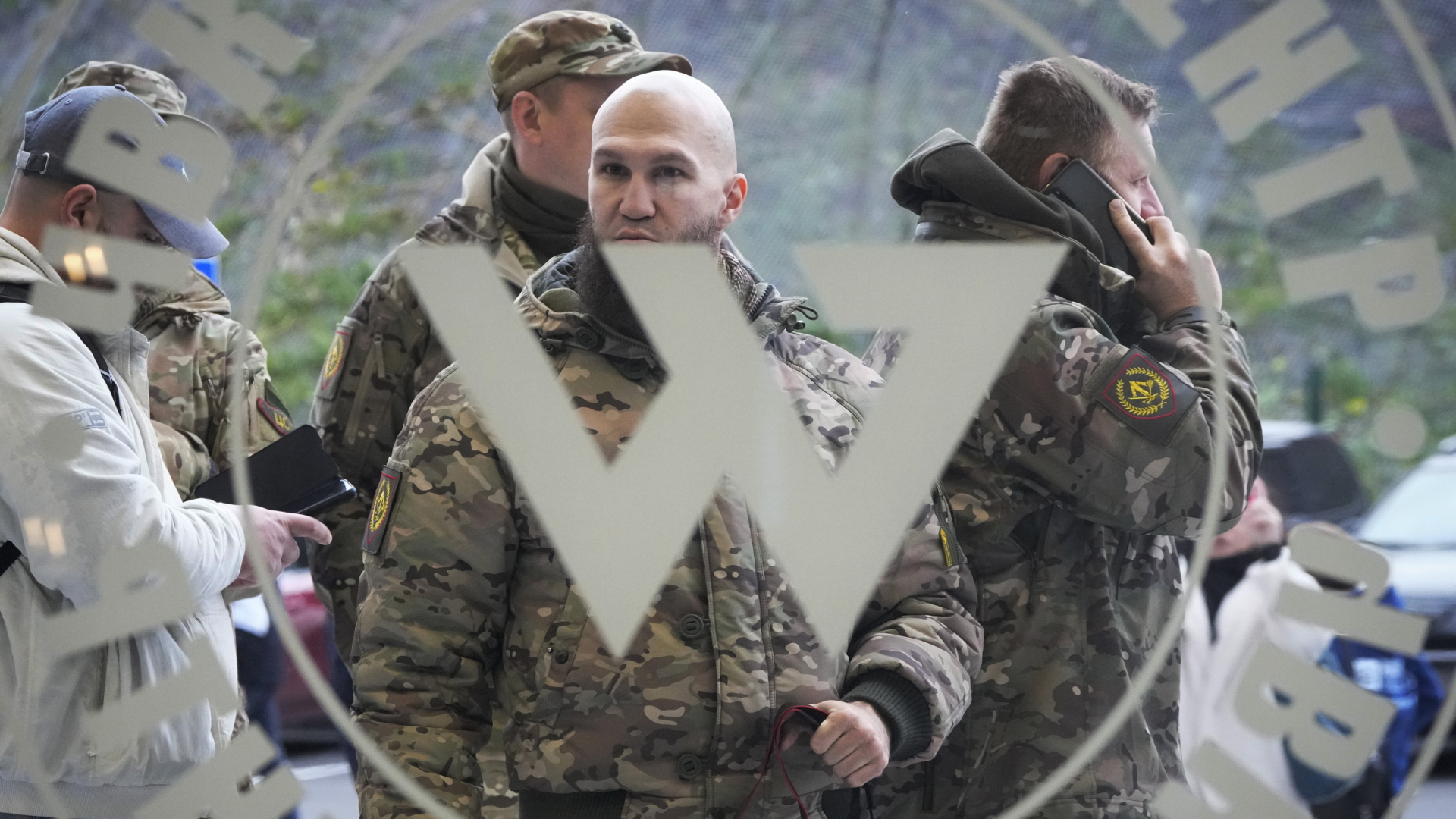 Männer in Camouflage-Kleidung vor der Zentrale der Wagner-Truppe in St. Petersburg (Russland) | AP