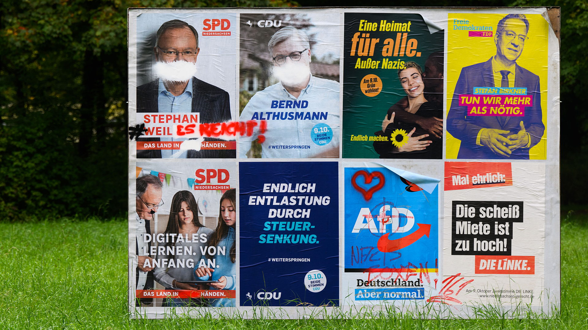 Beschmierte Wahlplakate von verschiedenen Parteien zur Landtagswahl 2022 in Niedersachsen. | dpa